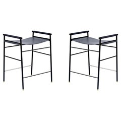 Coppia di sgabelli da banco classici contemporanei in pelle blu navy e gomma nera in metallo