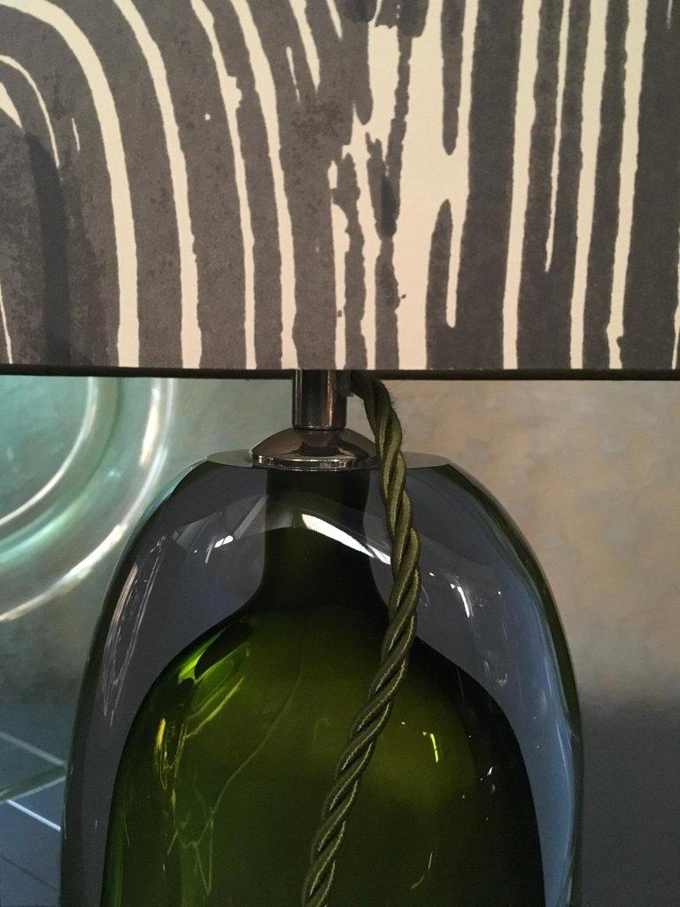 Paar Contemporary Tischlampen aus grünem mundgeblasenem Glas mit schwarzem weißem Papierlampenschirm 7