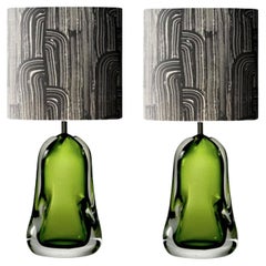 Paar Contemporary Tischlampen aus grünem mundgeblasenem Glas mit schwarzem weißem Papierlampenschirm