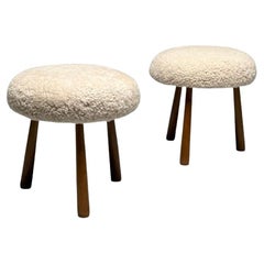 Paire de tabourets / ottomans contemporains en peau de mouton, style moderne suédois, en peau de mouton