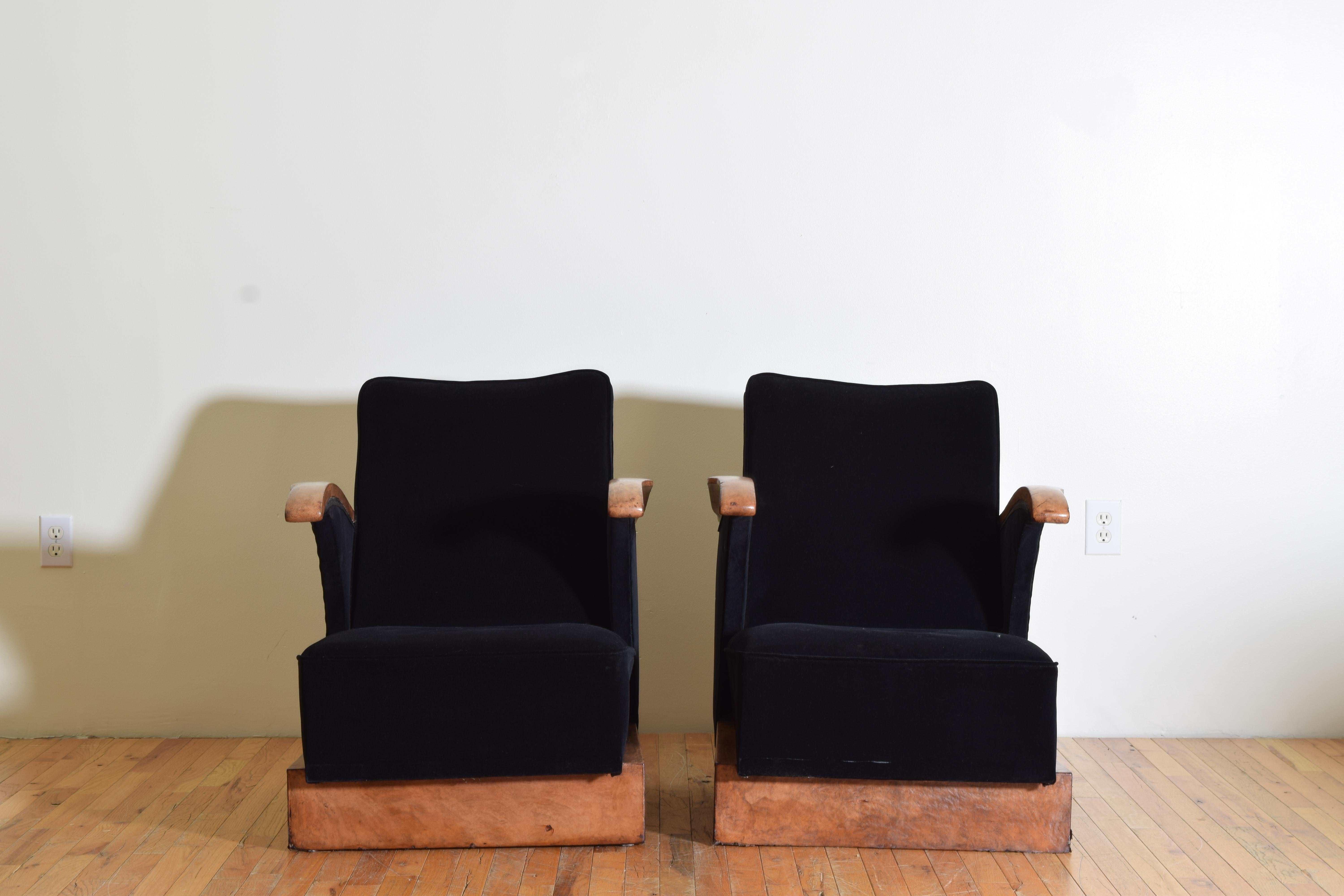 Paar Kontinental, 2. Quartal 20. Gepolsterte Sessel aus Leder und Samt (Europäisch) im Angebot