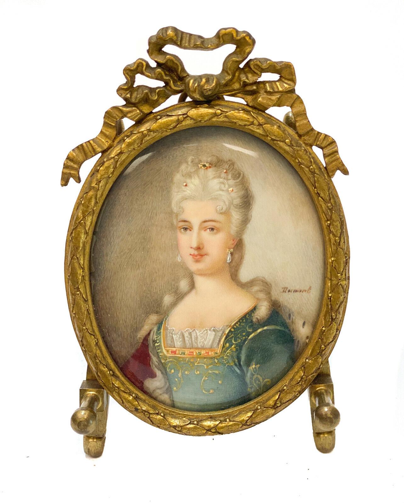 Paar kontinentale Gouache-Miniaturporträts einer Beauties aus dem 19. Jahrhundert

Die Porträts zeigen weißhaarige Schönheiten in königlichen Spitzen- und Samtgewändern. Auf einem der Porträts ist der Künstler mit 