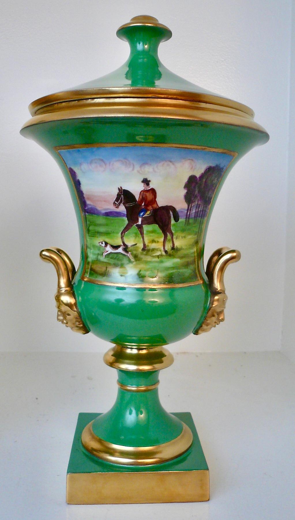 Paar kontinentale Campana-Urnen aus grünem Porzellan mit Jagdszenen und Blumen (Deutsch) im Angebot
