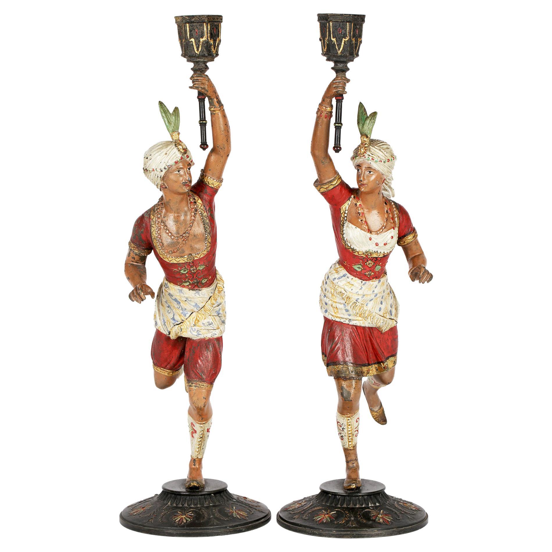 Paar kontinentale, wahrscheinlich französische, figurale Kerzenständer aus kalt lackiertem Metall
