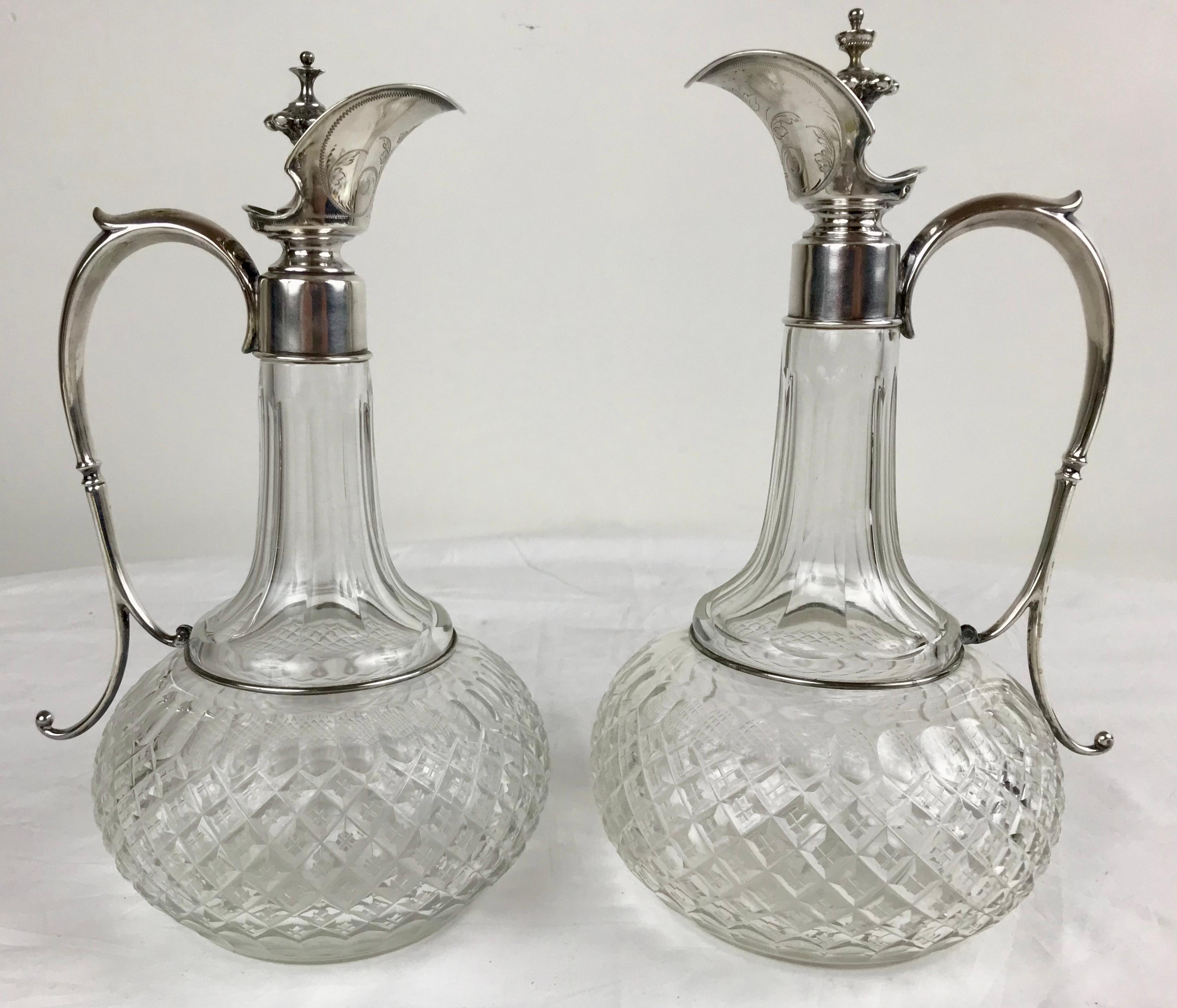 Cette paire de carafes à bordeaux de qualité présente du cristal finement taillé et des montures en argent ciselé à la main.