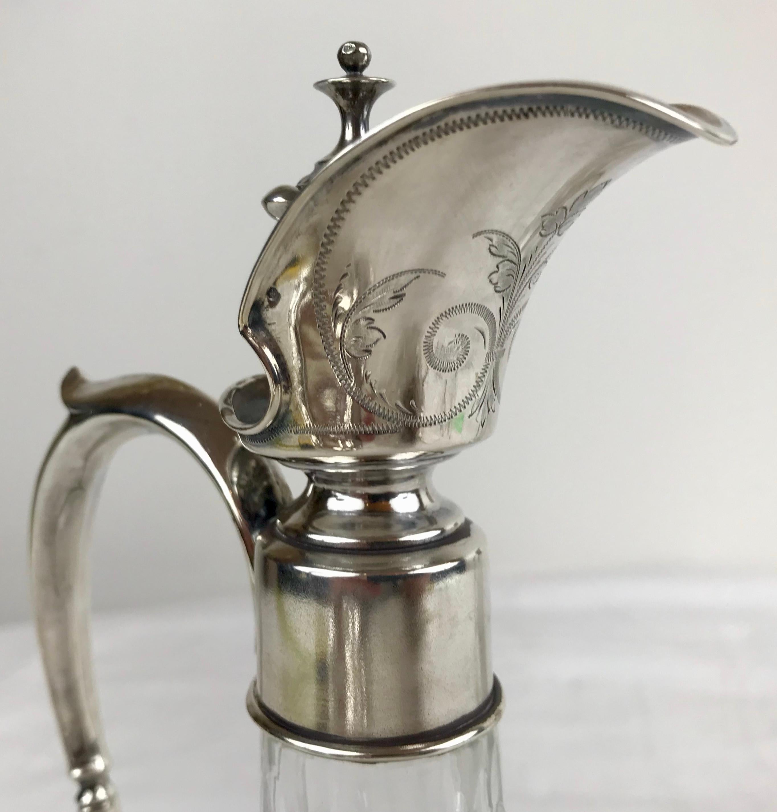 Belle Époque Paire de carafes à claret en argent et cristal taillé de style continental en vente