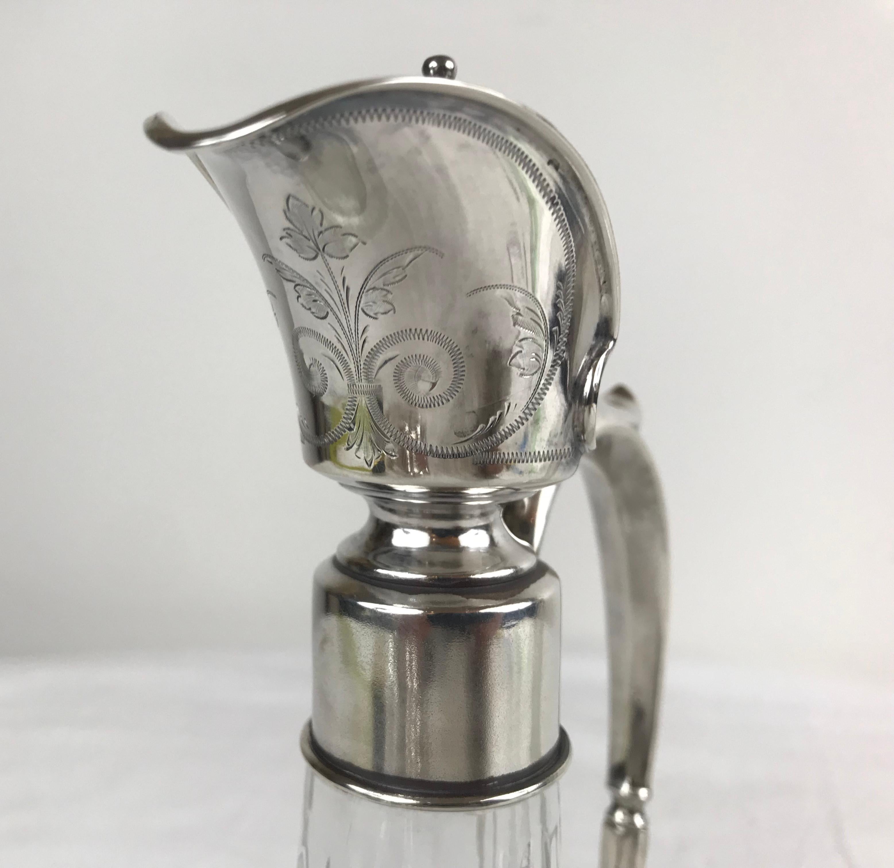 Français Paire de carafes à claret en argent et cristal taillé de style continental en vente
