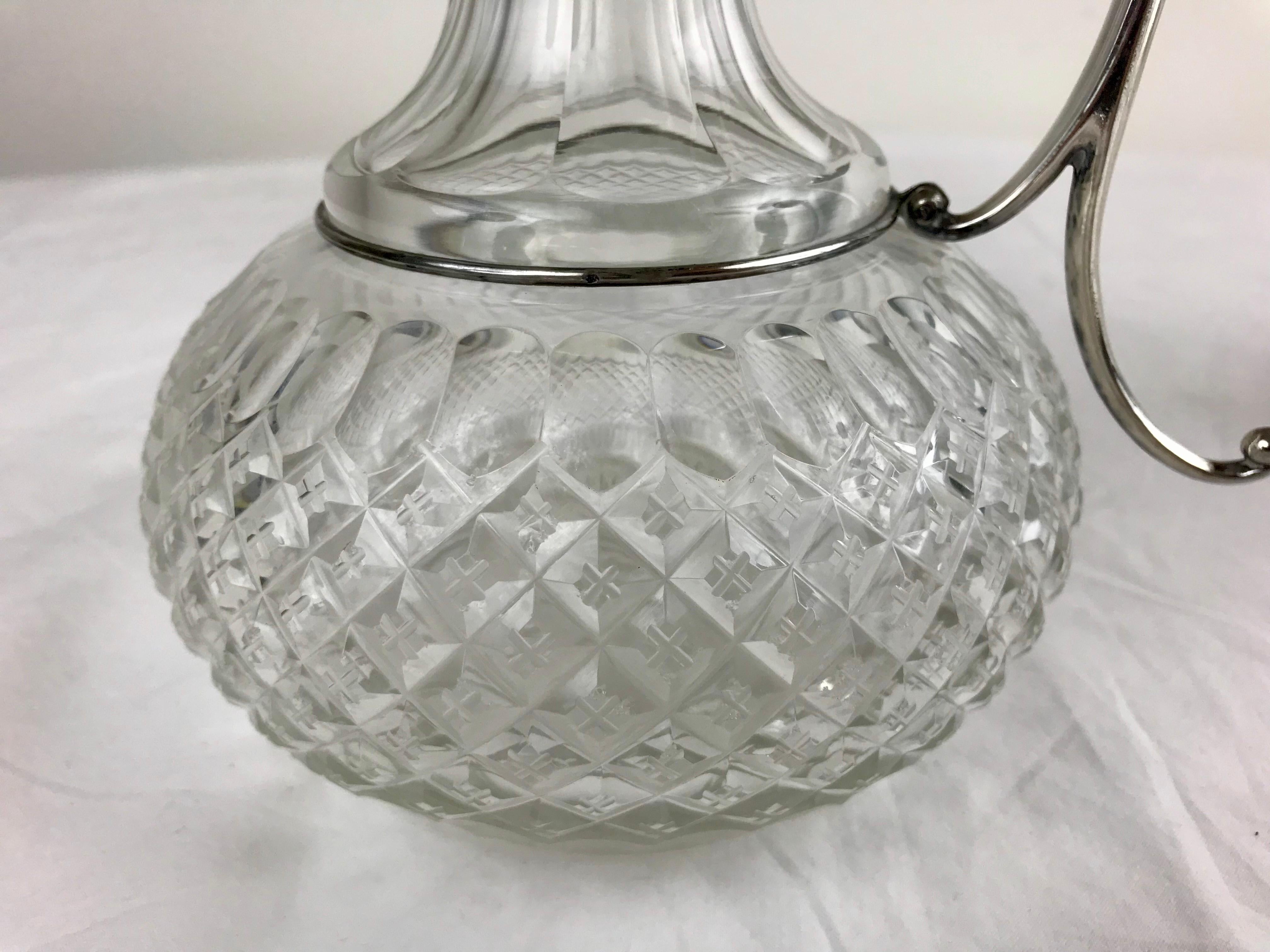 XIXe siècle Paire de carafes à claret en argent et cristal taillé de style continental en vente
