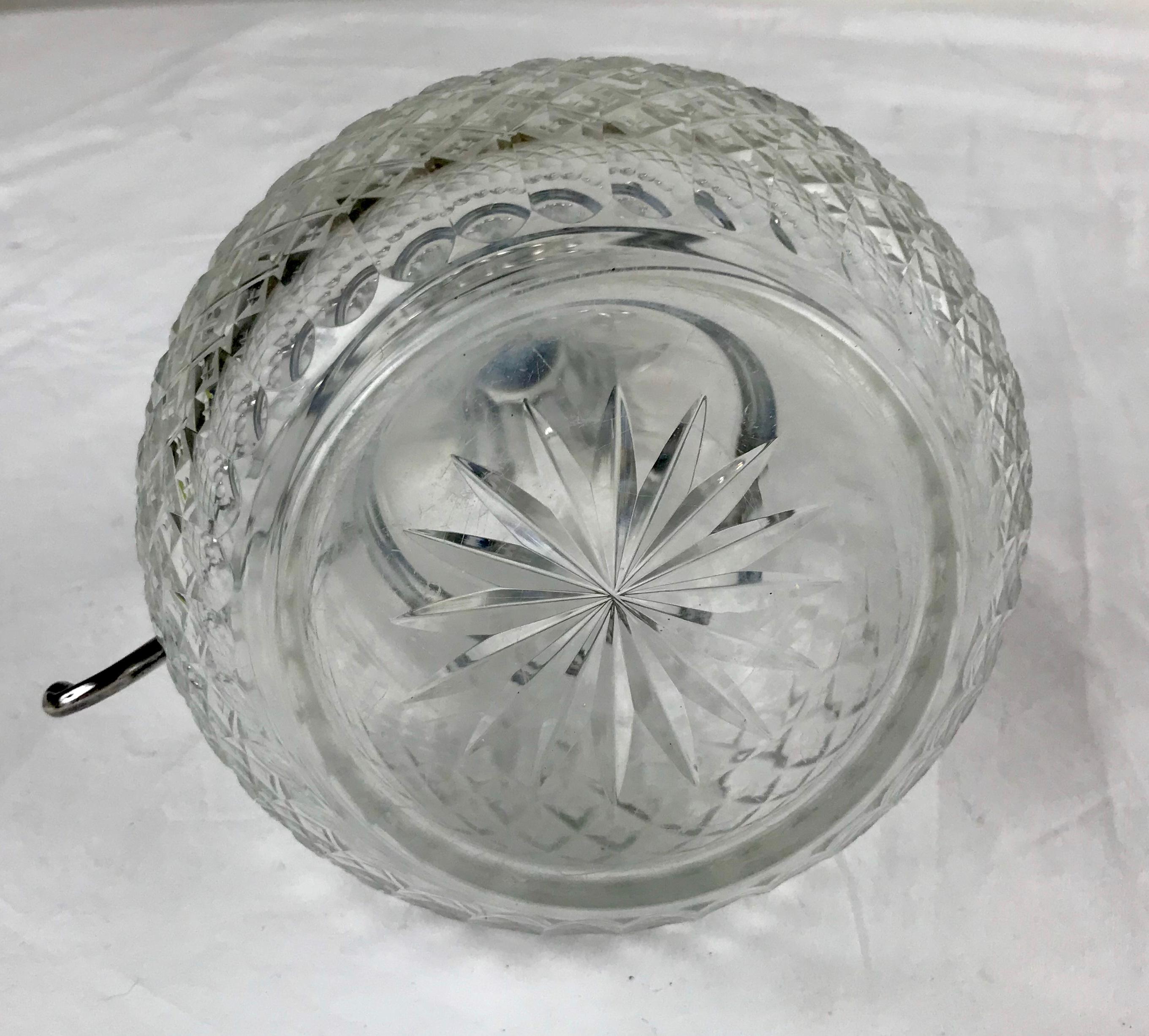 Argent Paire de carafes à claret en argent et cristal taillé de style continental en vente