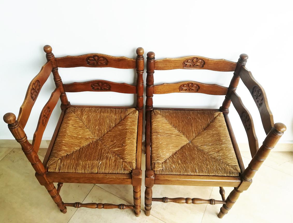 Pair of French Oak Corner Cattail Chairs or Fireplace Chairs, Early 20th Century 4
