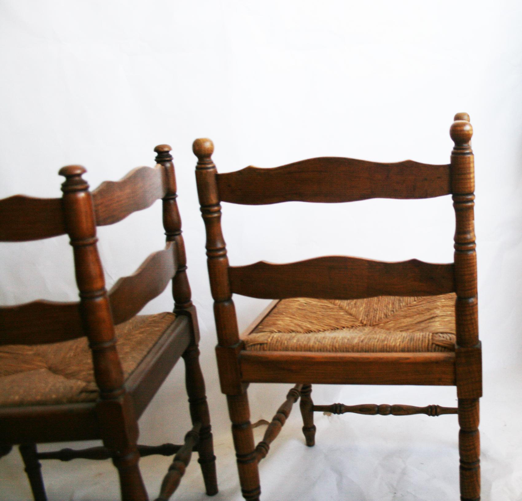 Pair of French Oak Corner Cattail Chairs or Fireplace Chairs, Early 20th Century In Excellent Condition In Mombuey, Zamora