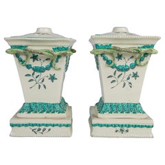 Paire de vases anglais du 18ème siècle avec garniture turquoise, vers 1780