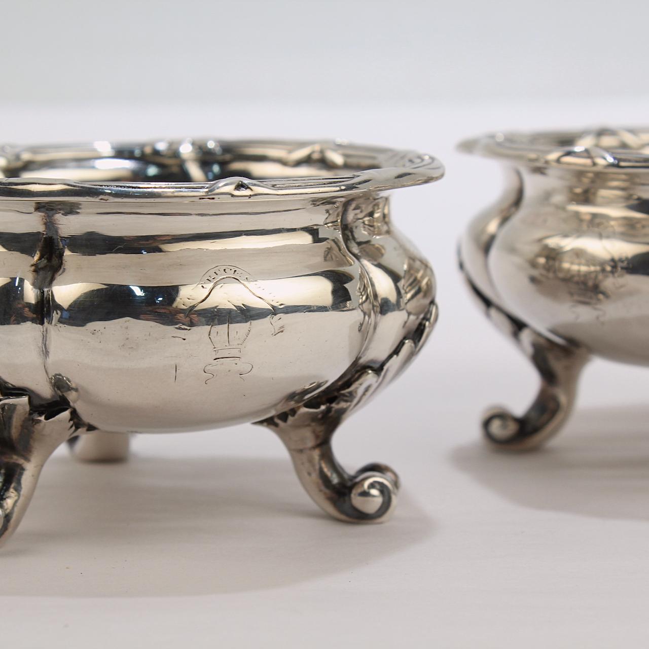 Pair of Crested English Victorian Sterling Silver Salt Cellars by Hunt & Roskell In Good Condition For Sale In Philadelphia, PA