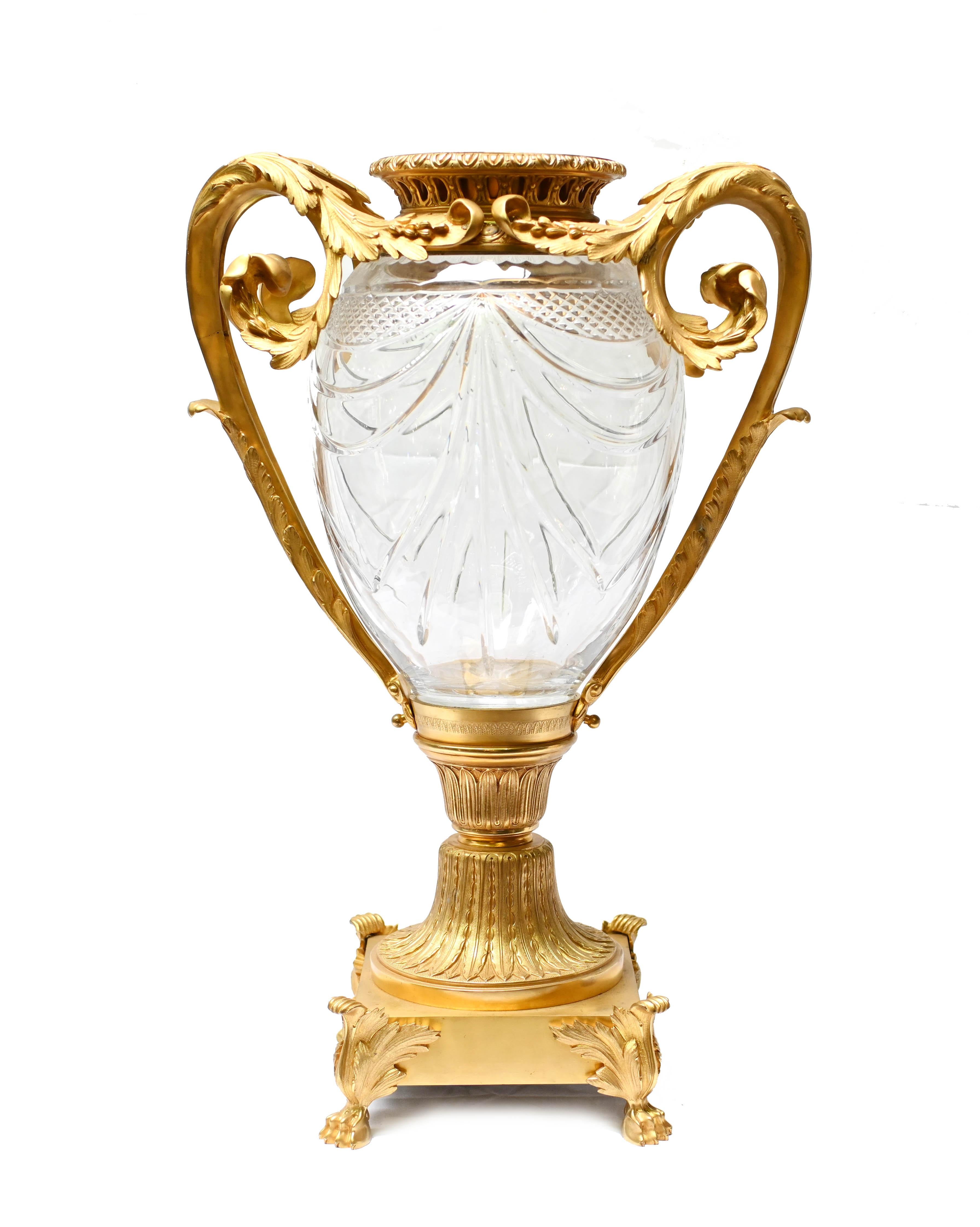 Preciosa pareja de urnas de cristal y doradas a la manera Luis XVI
Par muy pesado, el cristal es grueso y está bien cortado
Los apliques dorados están increíblemente bien fundidos con motivos de hojas de acanto
Una pareja decorativa tan bonita, en