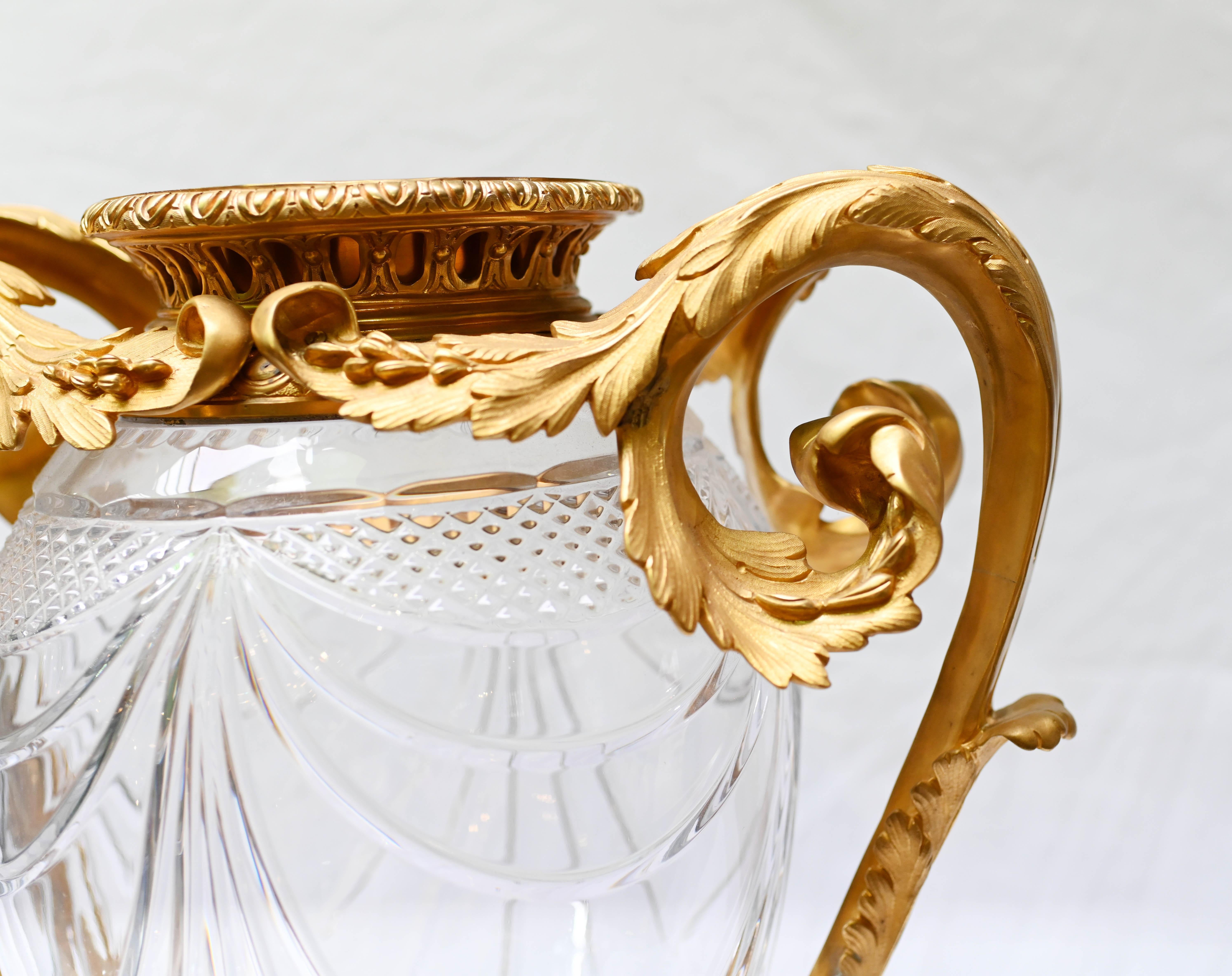 Pareja de jarrones de cristal dorado francés Luis XVI monumental Fines del siglo XIX