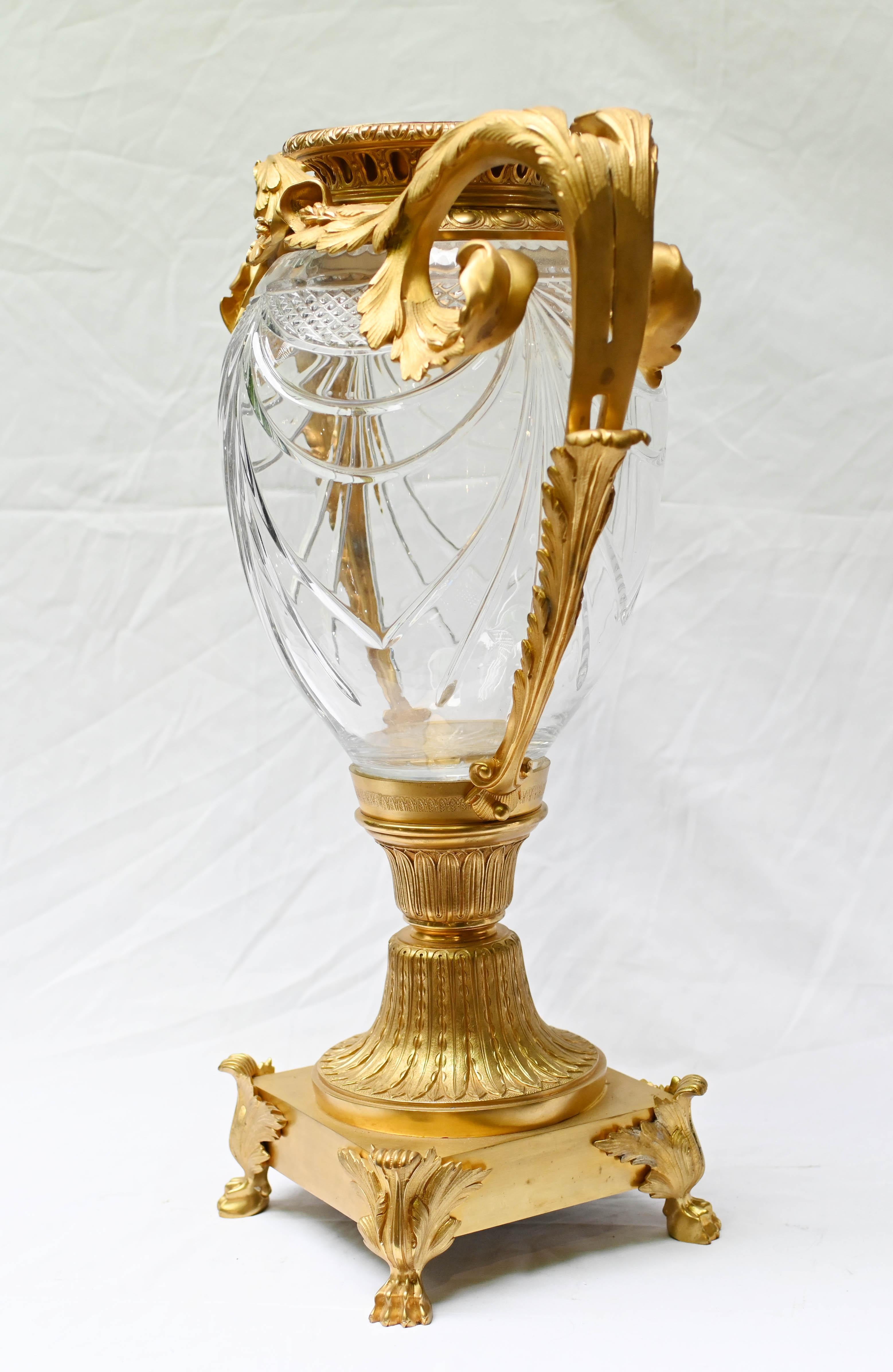 Pareja de jarrones de cristal dorado francés Luis XVI monumental 1