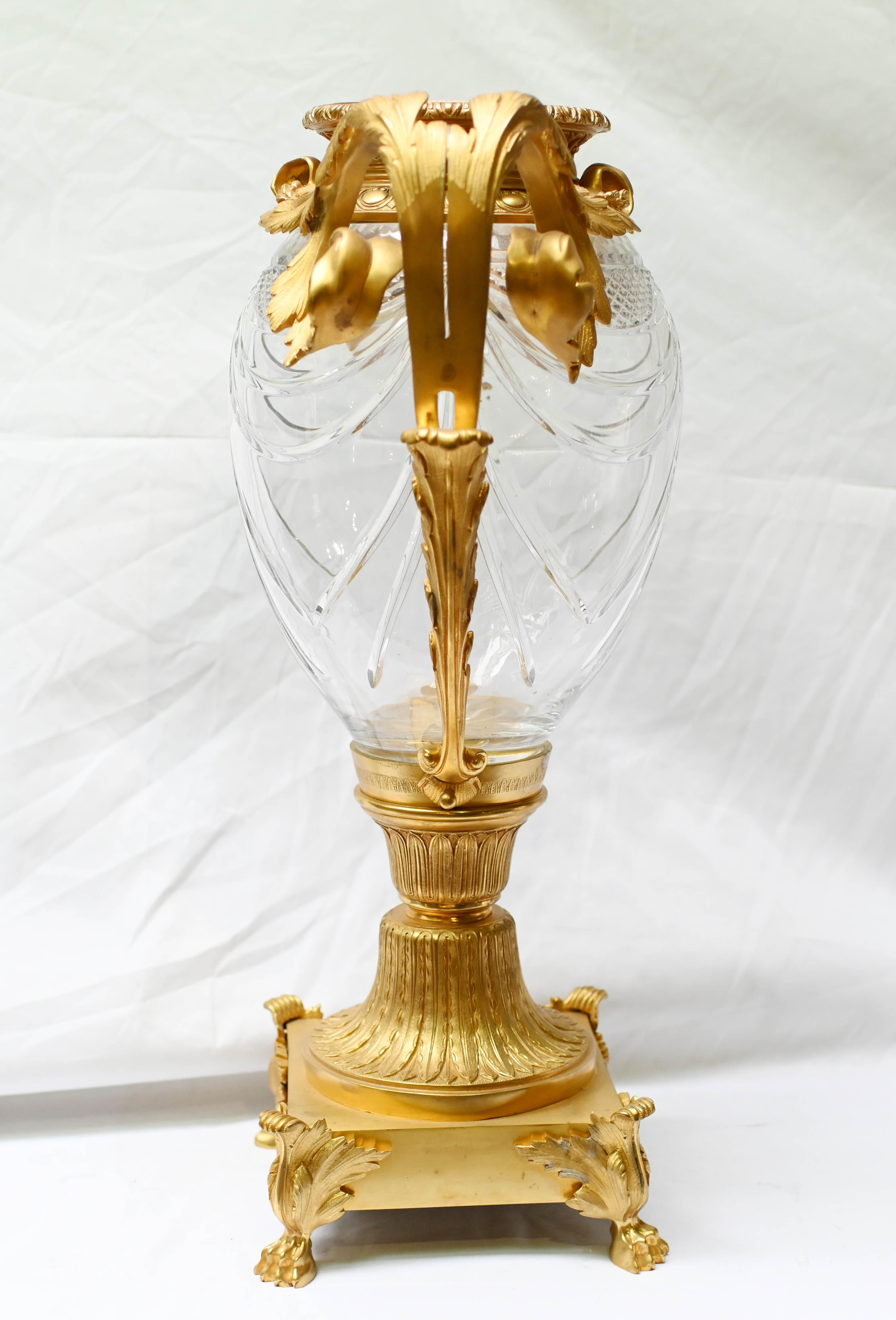 Pareja de jarrones de cristal dorado francés Luis XVI monumental 3