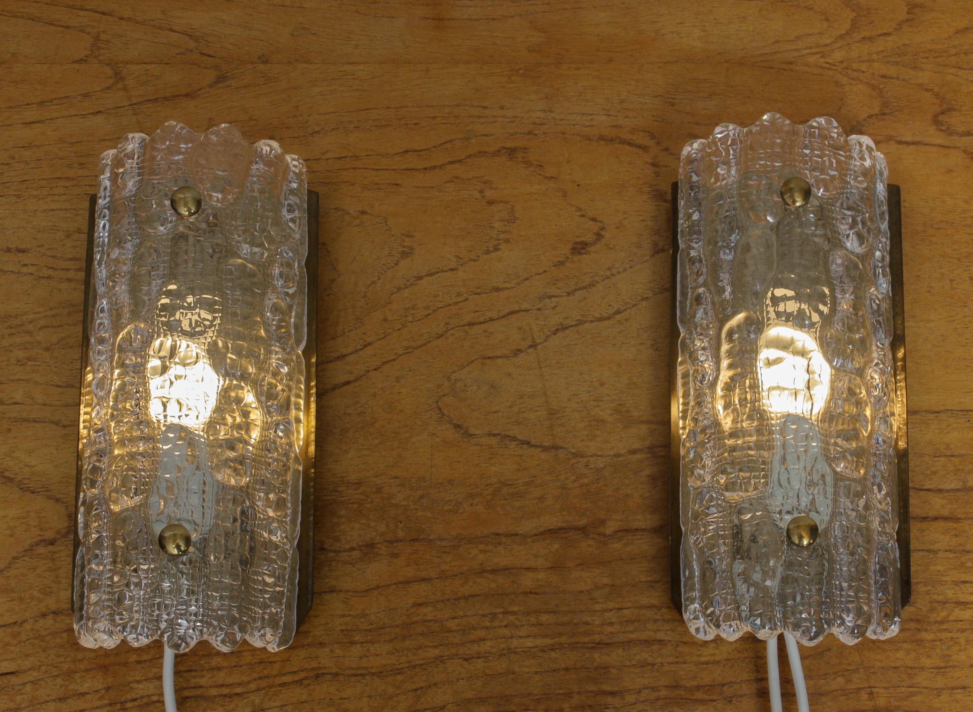 Ensemble de deux magnifiques scones / appliques murales conçus par Carl Fagerlund pour Orrefors, Suède, années 1960.
Les deux scones sont en parfait état. Convient aux ampoules E14 / E17 pour 110 / 230 volts.
Les mesures sont :
Hauteur 30cm / 12