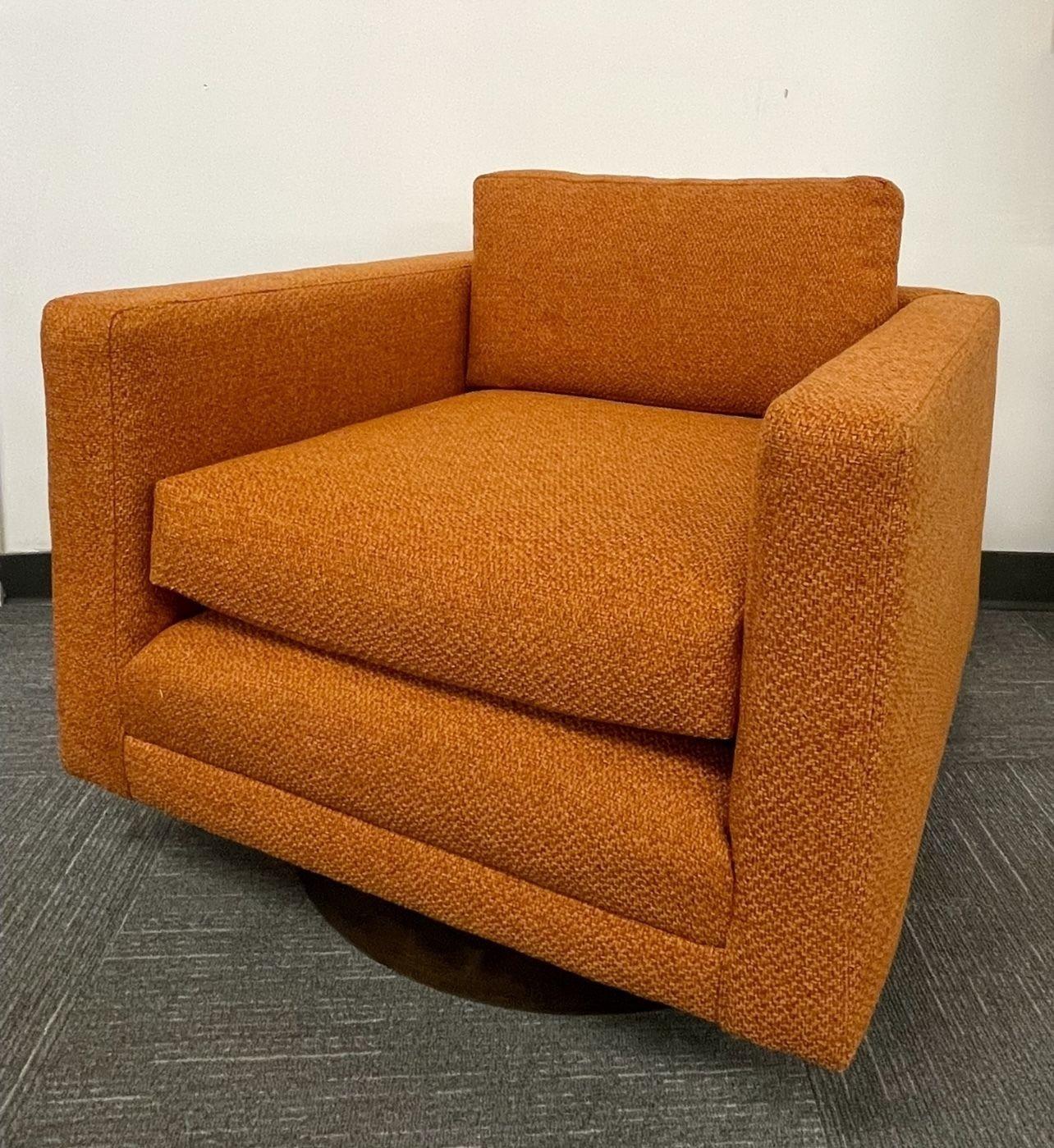 Pair Cube Mid-Century Modern Swivel Chairs, Milo Baughman Style In Good Condition In Stamford, CT