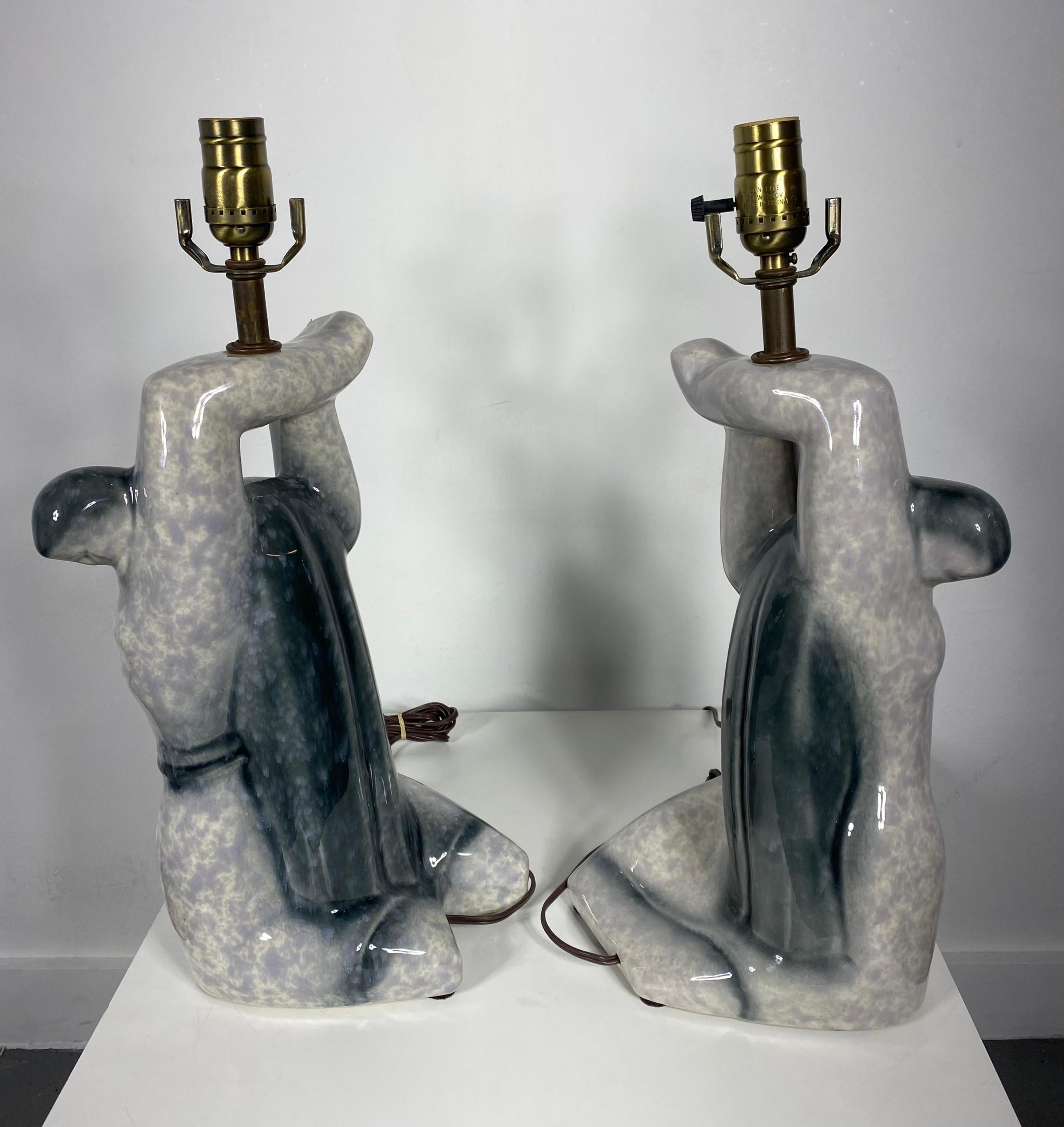 Paire de lampes à figures cubistes sculpturales des années 1940 en céramique Heifetz. Magnifique glaçure grise et anthracite,, Super stylisé,,Design moderniste classique.