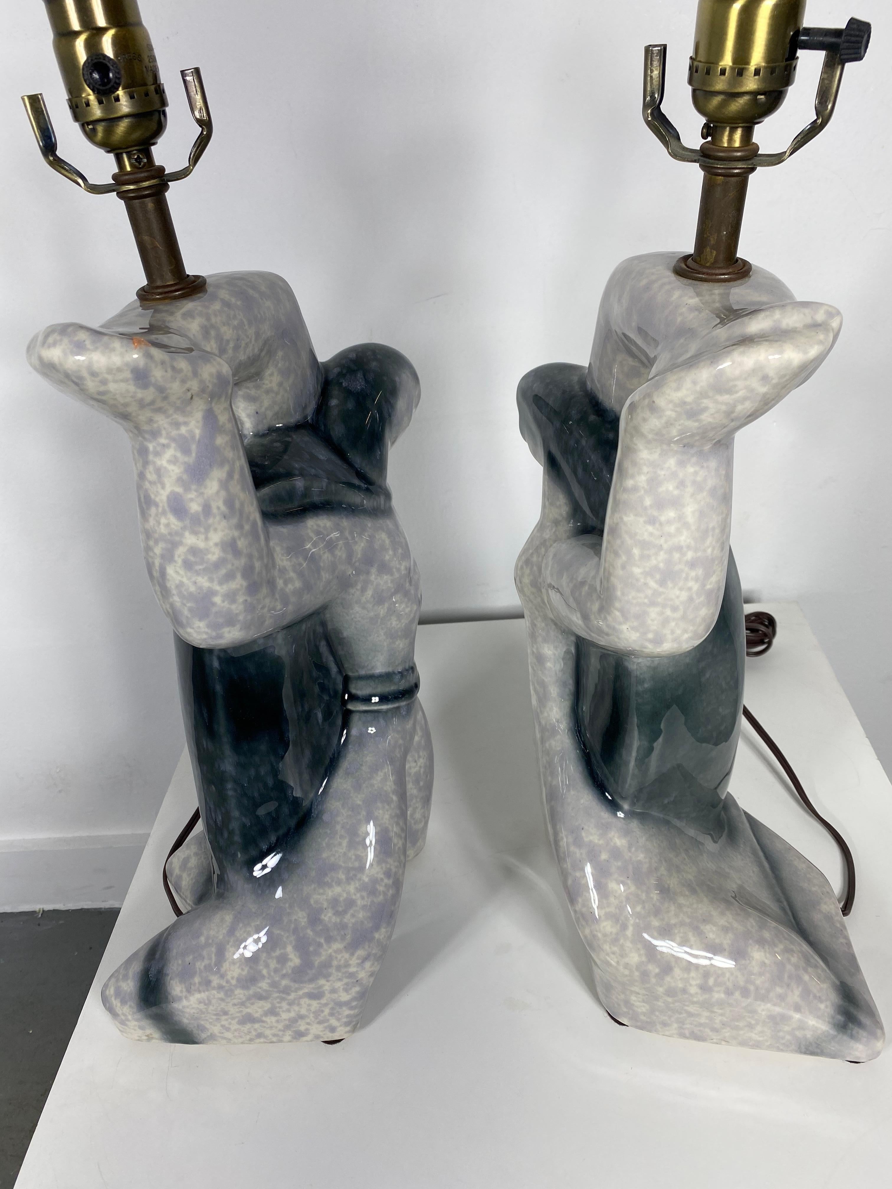 Milieu du XXe siècle Paire de lampes à figures cubistes sculpturales en céramique Heifetz des années 1940 en vente