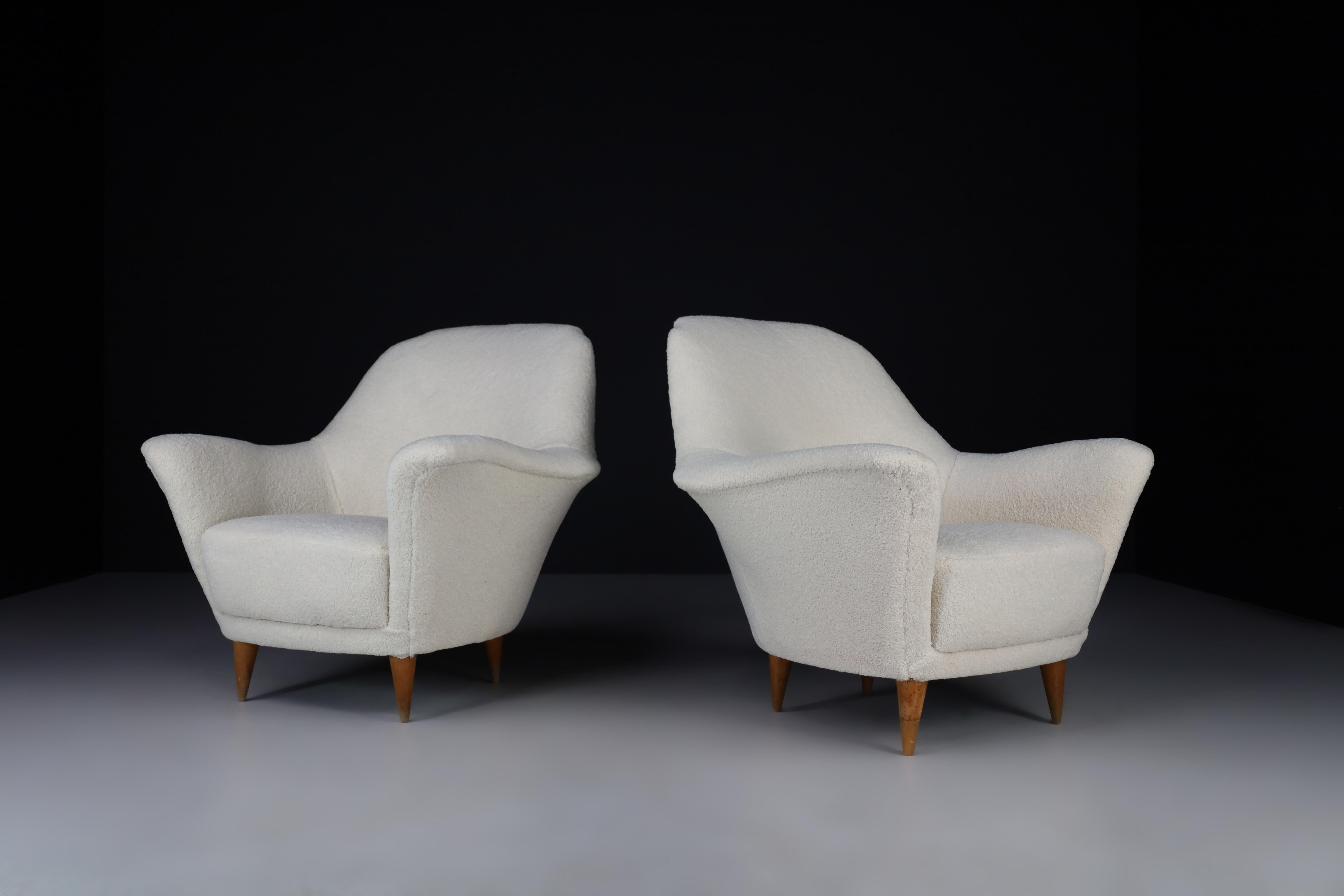 Pair curved armchairs by Ico Parisi in newly upholstered teddy fabric, Italy 1950s

Pair of Italian 1950s curved armchairs, attributed to Ico Parisi .(also sometimes attributed to Federico Munari). These chairs are of curved organic form with