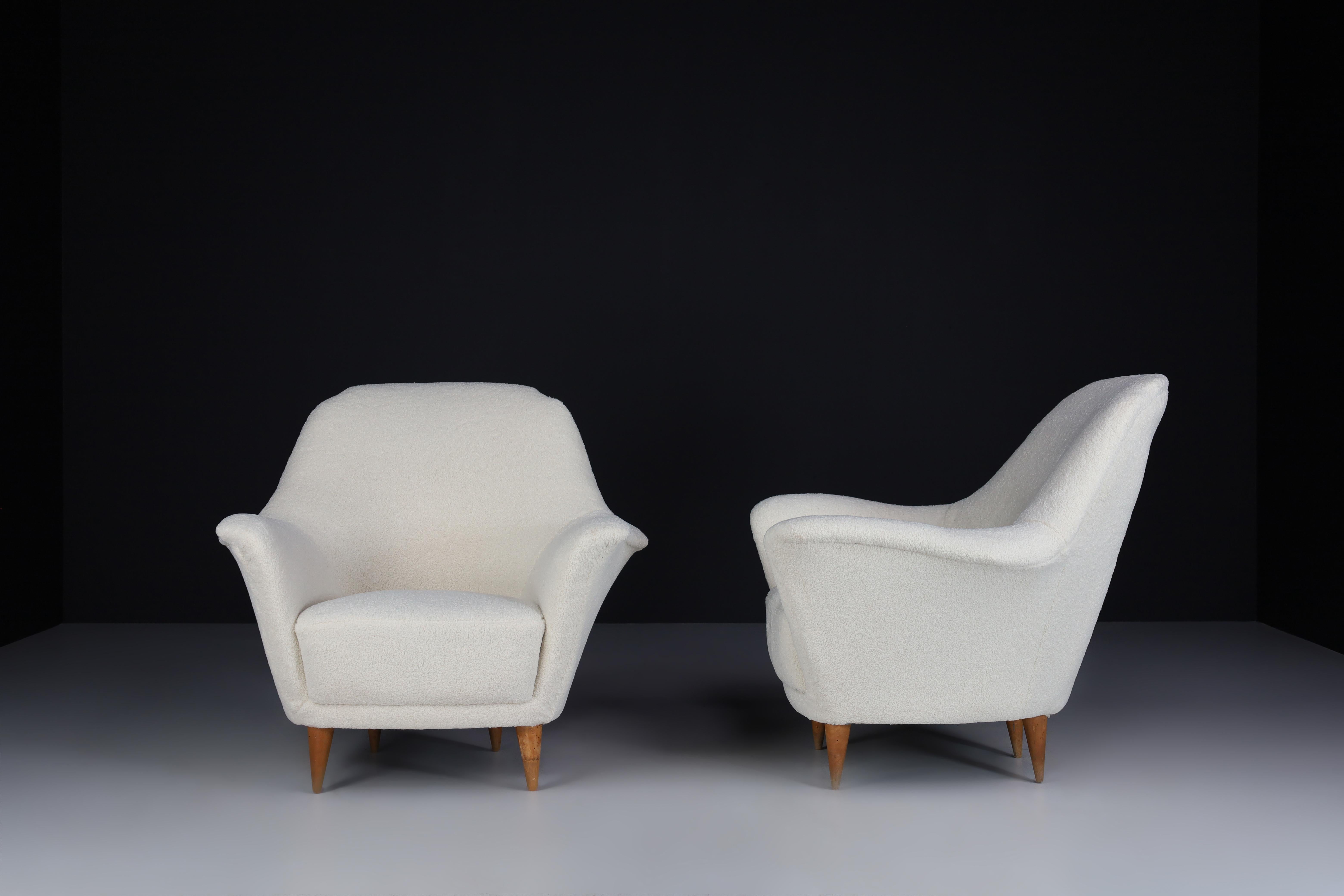 Mid-Century Modern Pair Curved Armchairs by Ico Parisi in Newly Upholstered Teddy Fabric, Italy '50