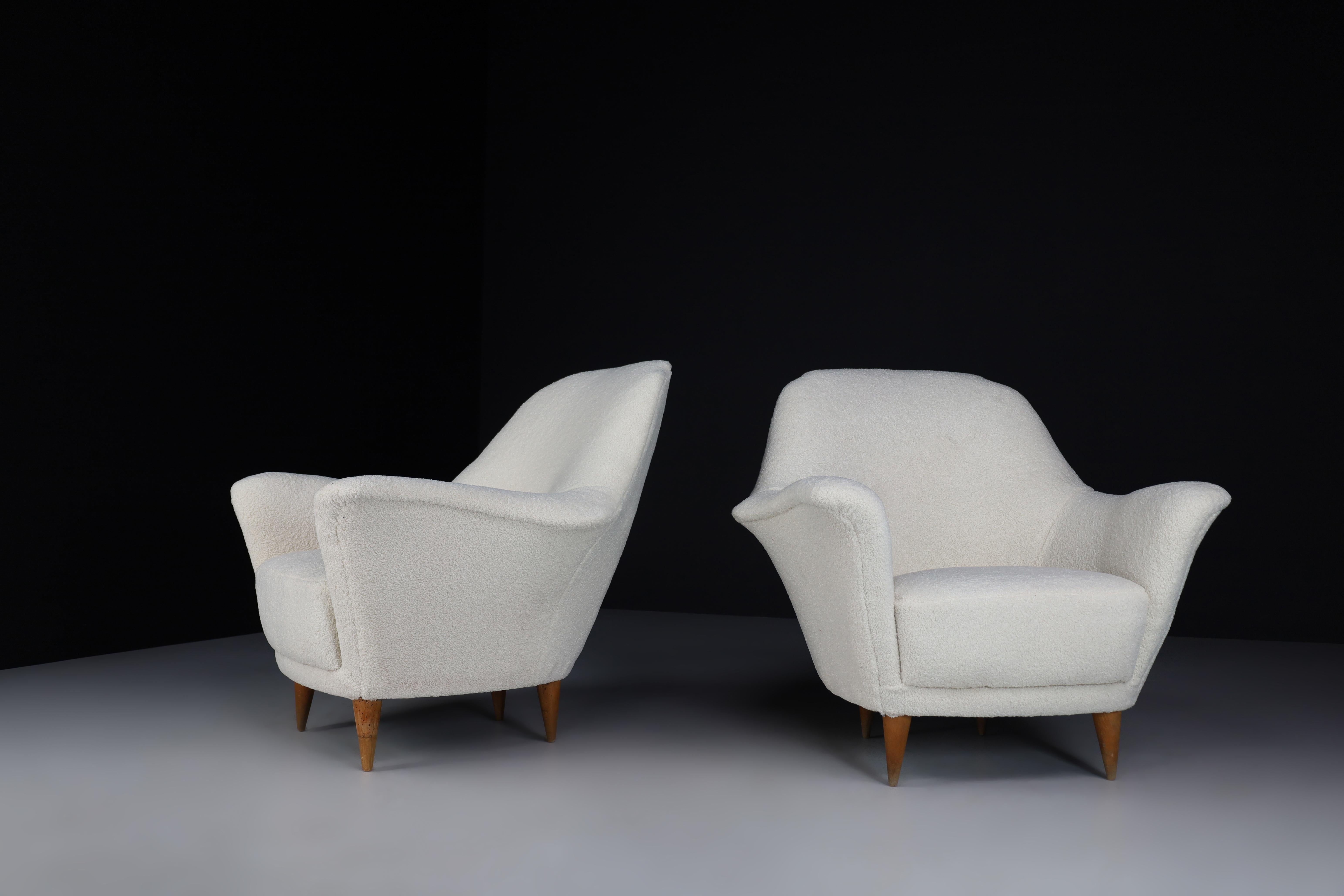 Pair Curved Armchairs by Ico Parisi in Newly Upholstered Teddy Fabric, Italy '50 In Good Condition In Almelo, NL