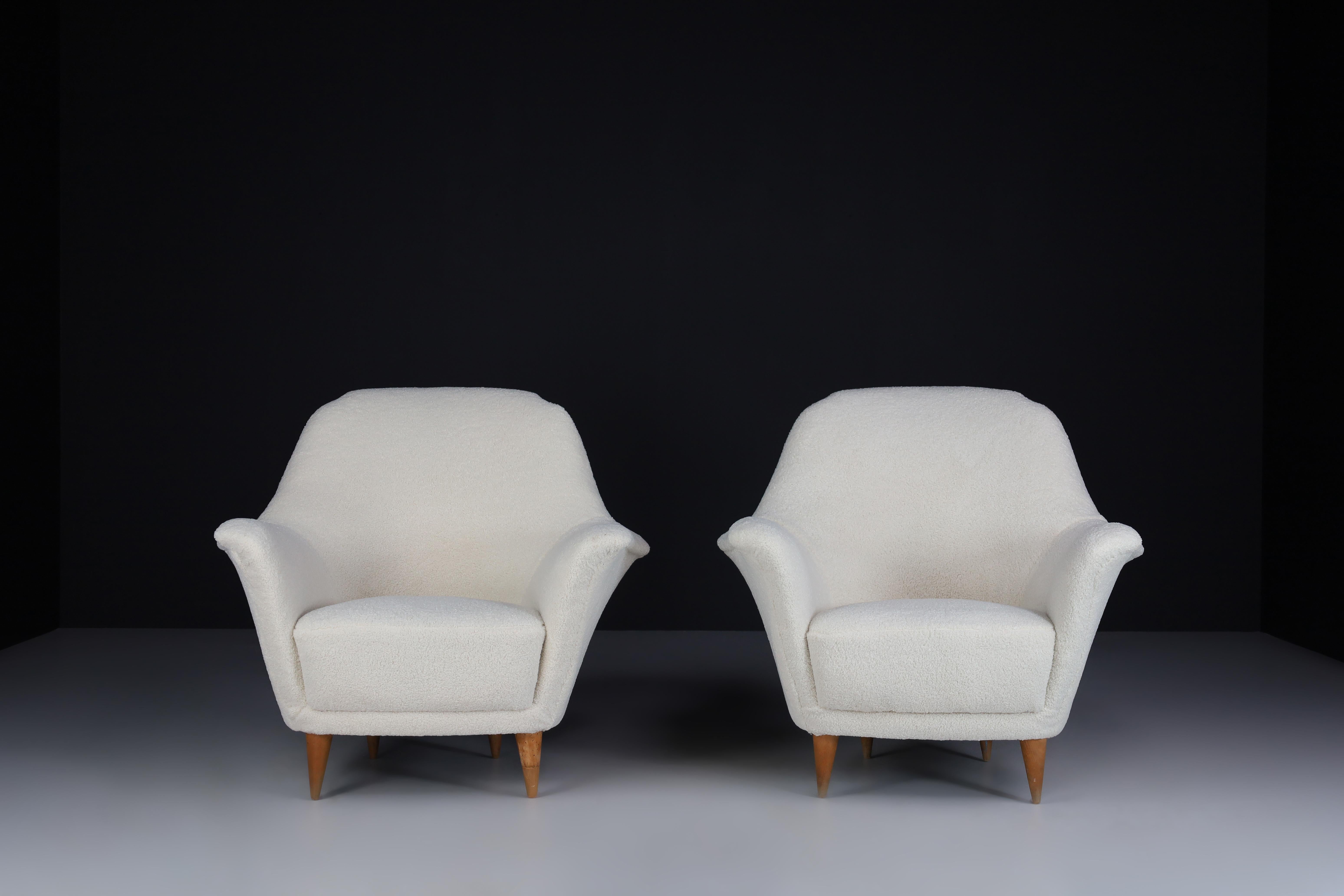 20th Century Pair Curved Armchairs by Ico Parisi in Newly Upholstered Teddy Fabric, Italy '50