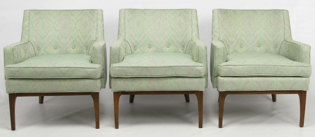 Tissu d'ameublement Paire de fauteuils club à dossier incurvé et tissu d'ameublement touffeté à boutons en vente