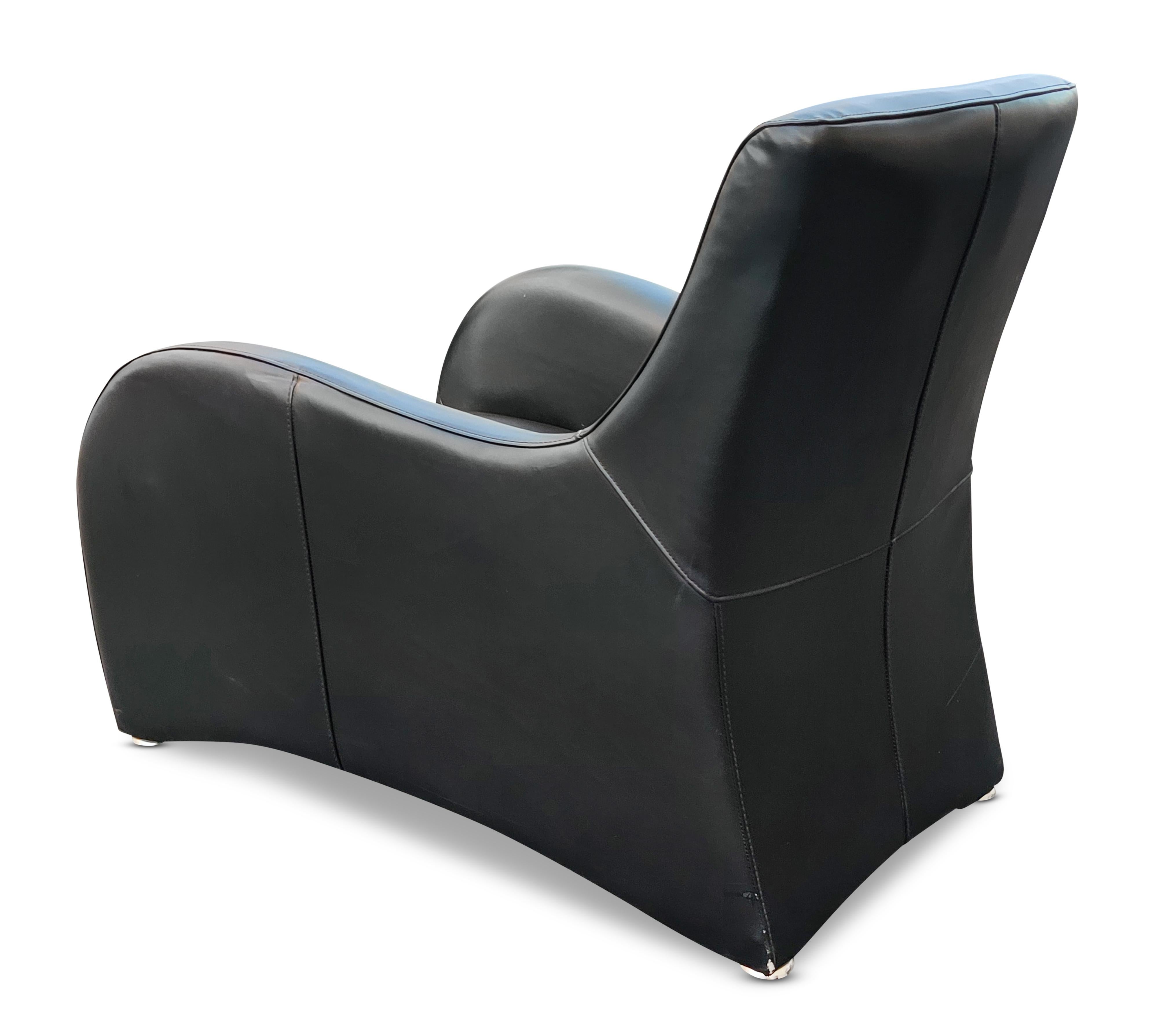Américain Paire de fauteuils de salon en cuir courbés de style Gerard van den Berg Montis postmoderne en vente