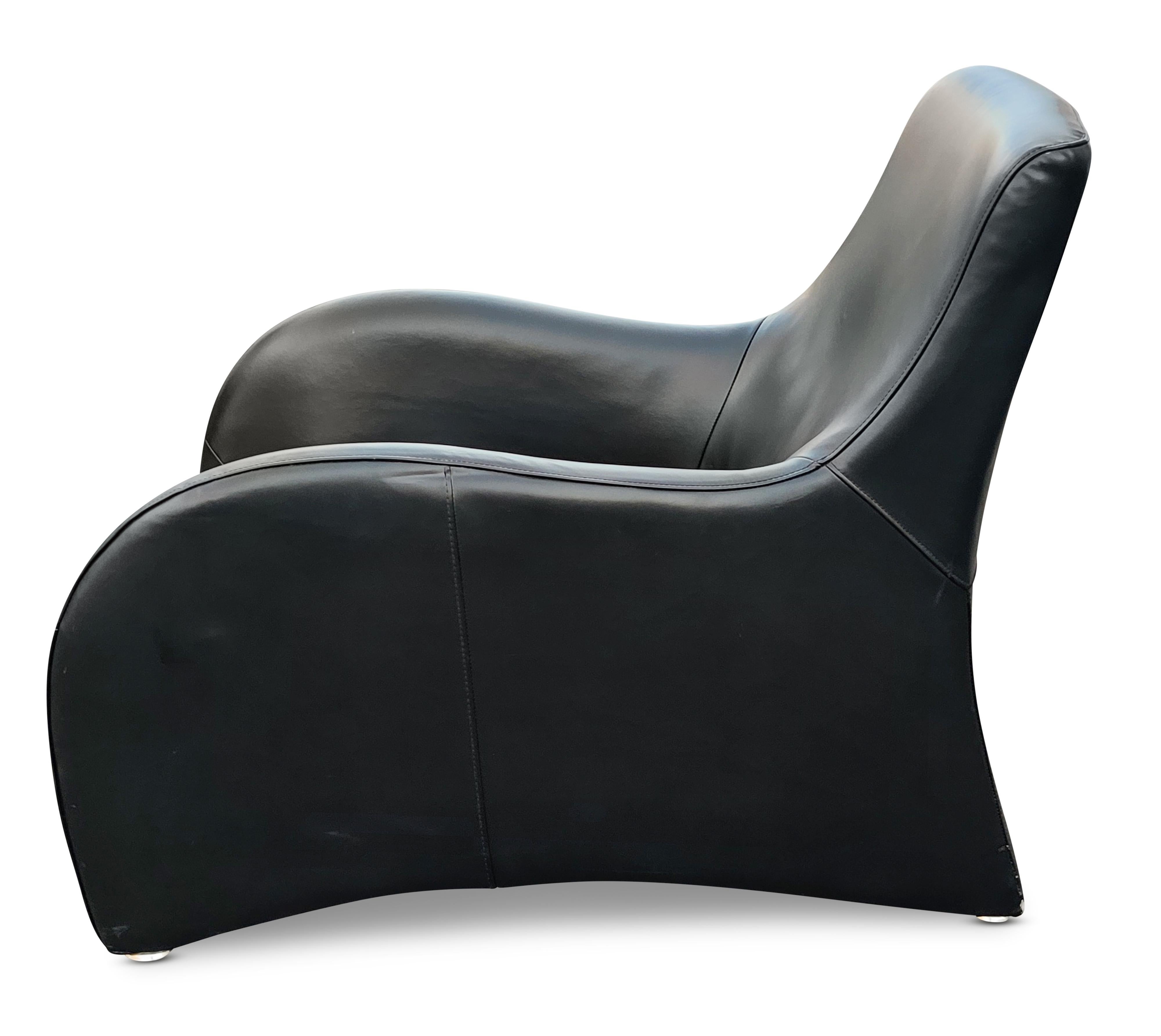 Paire de fauteuils de salon en cuir courbés de style Gerard van den Berg Montis postmoderne Bon état - En vente à Philadelphia, PA