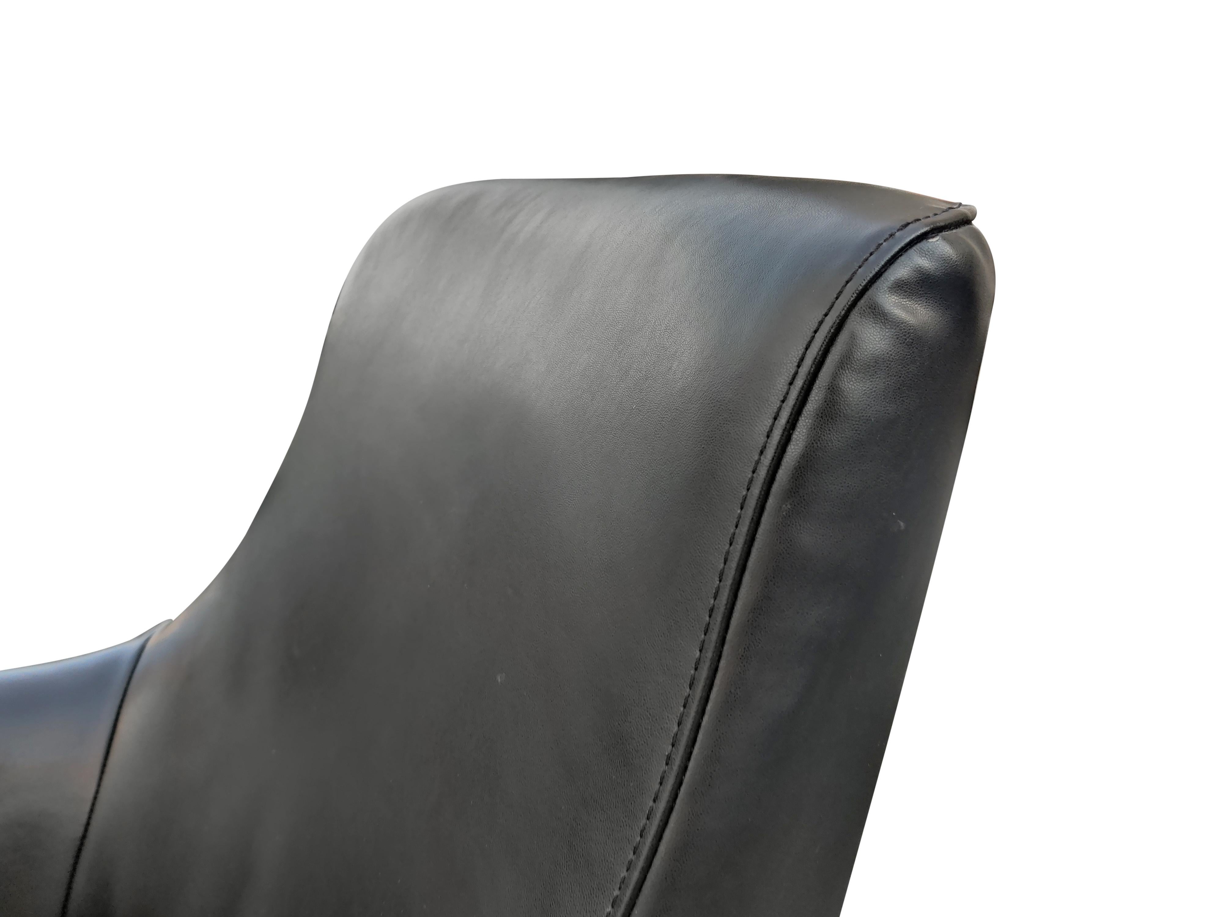 Paire de fauteuils de salon en cuir courbés de style Gerard van den Berg Montis postmoderne en vente 2
