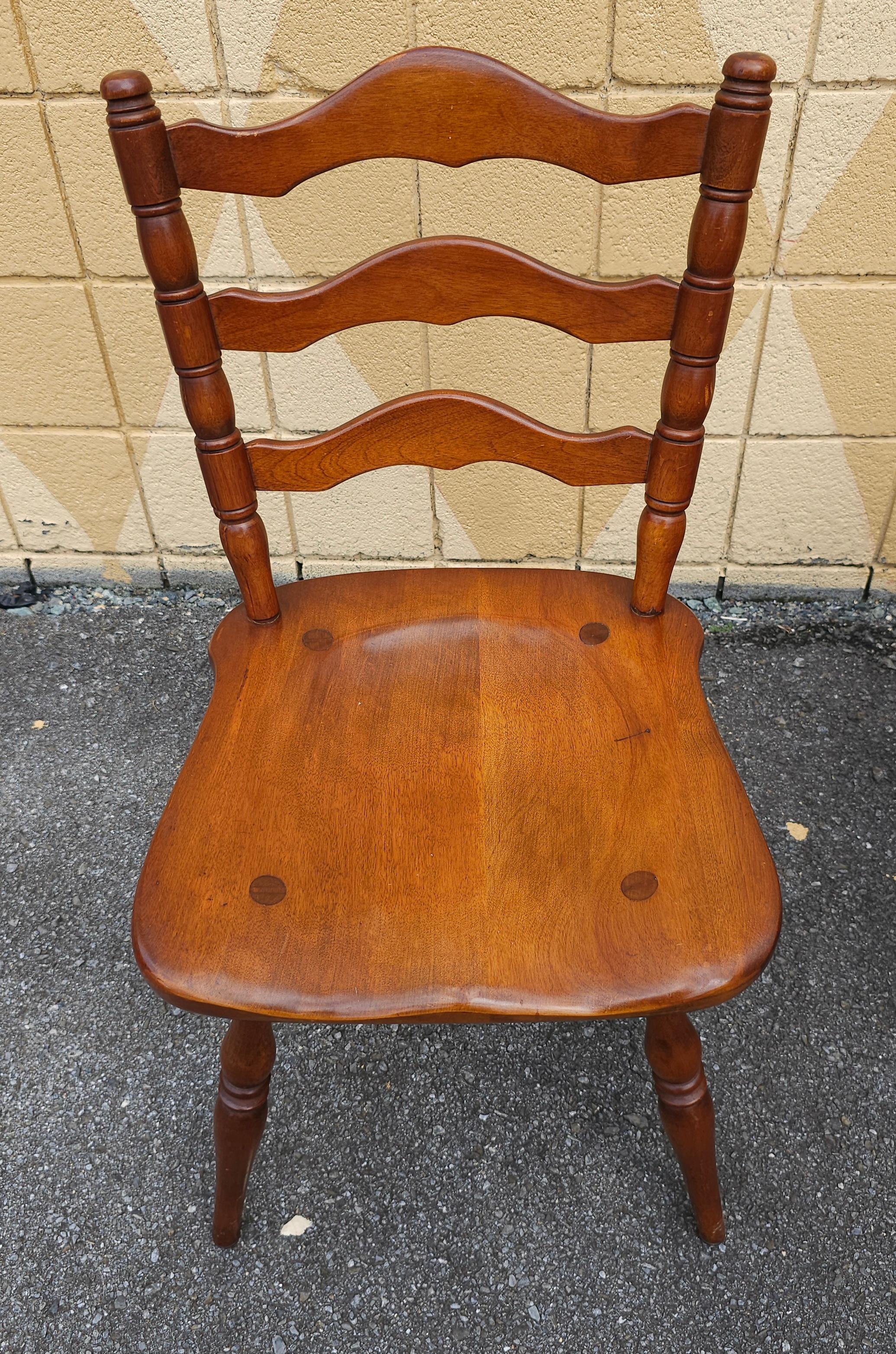 Paire de cerisiers Cushman Colonial American Ladderback  Chaises d'appoint en vente 2