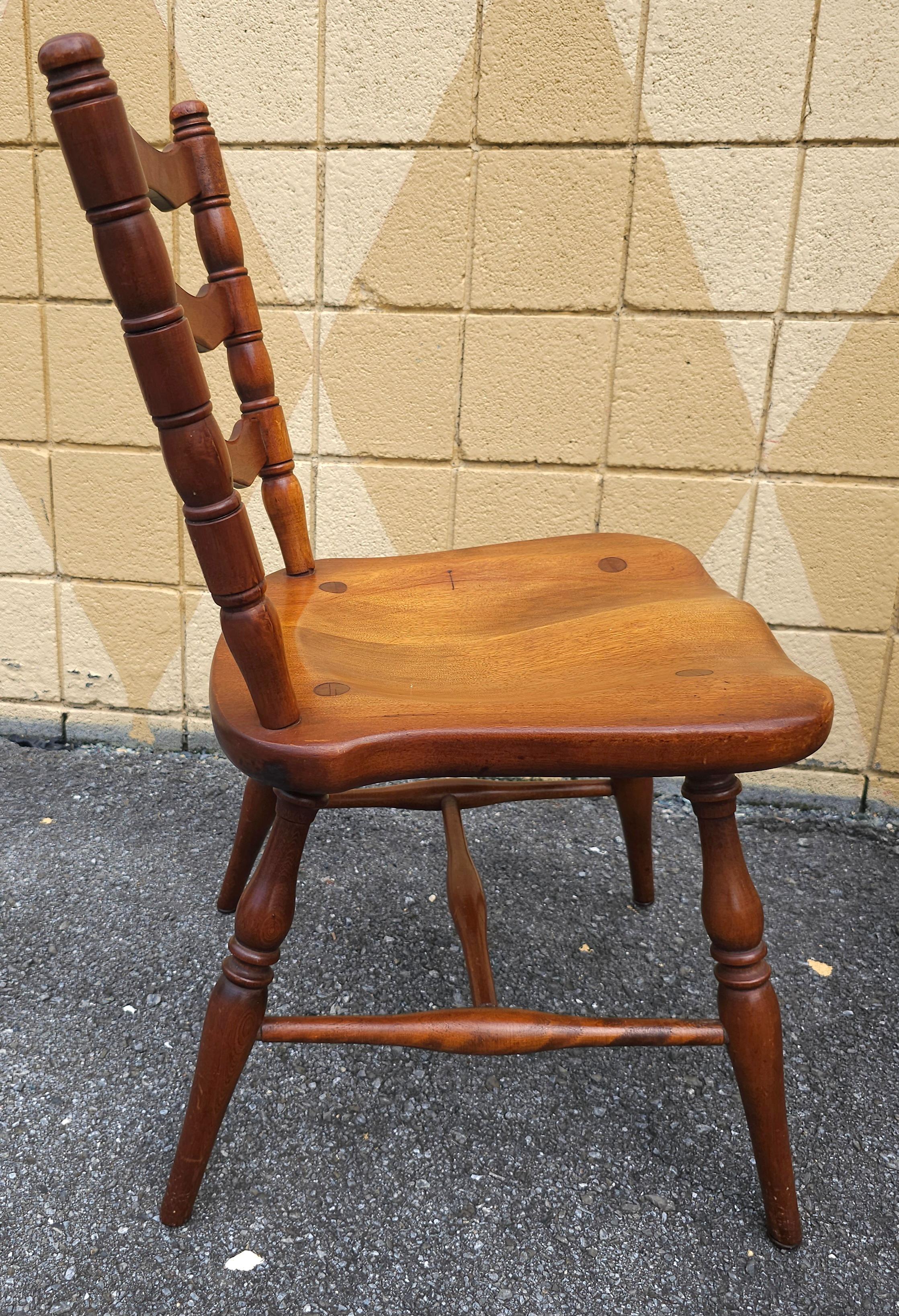 Paire de cerisiers Cushman Colonial American Ladderback  Chaises d'appoint en vente 3