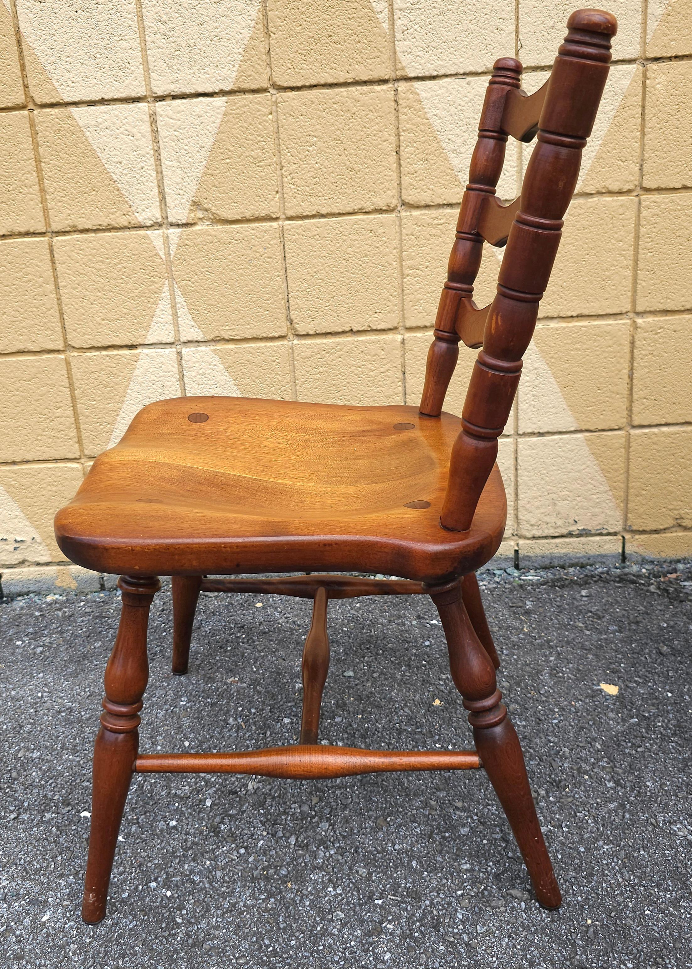 Paire de cerisiers Cushman Colonial American Ladderback  Chaises d'appoint en vente 4