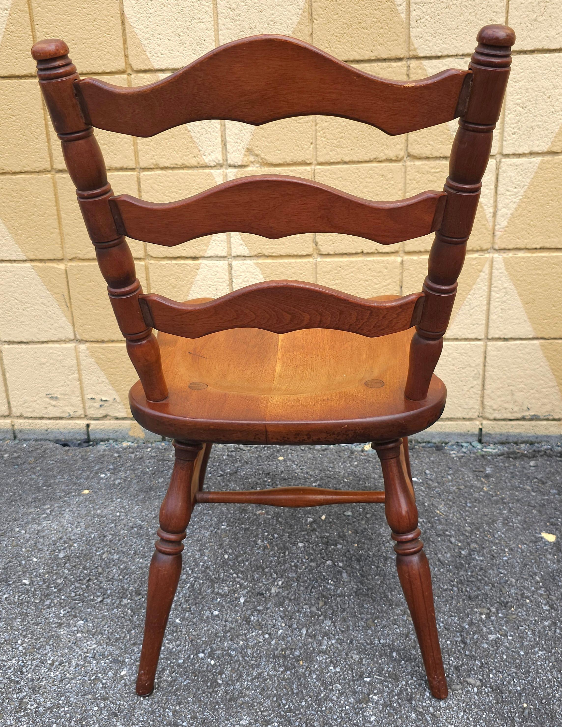 Paire de cerisiers Cushman Colonial American Ladderback  Chaises d'appoint en vente 5