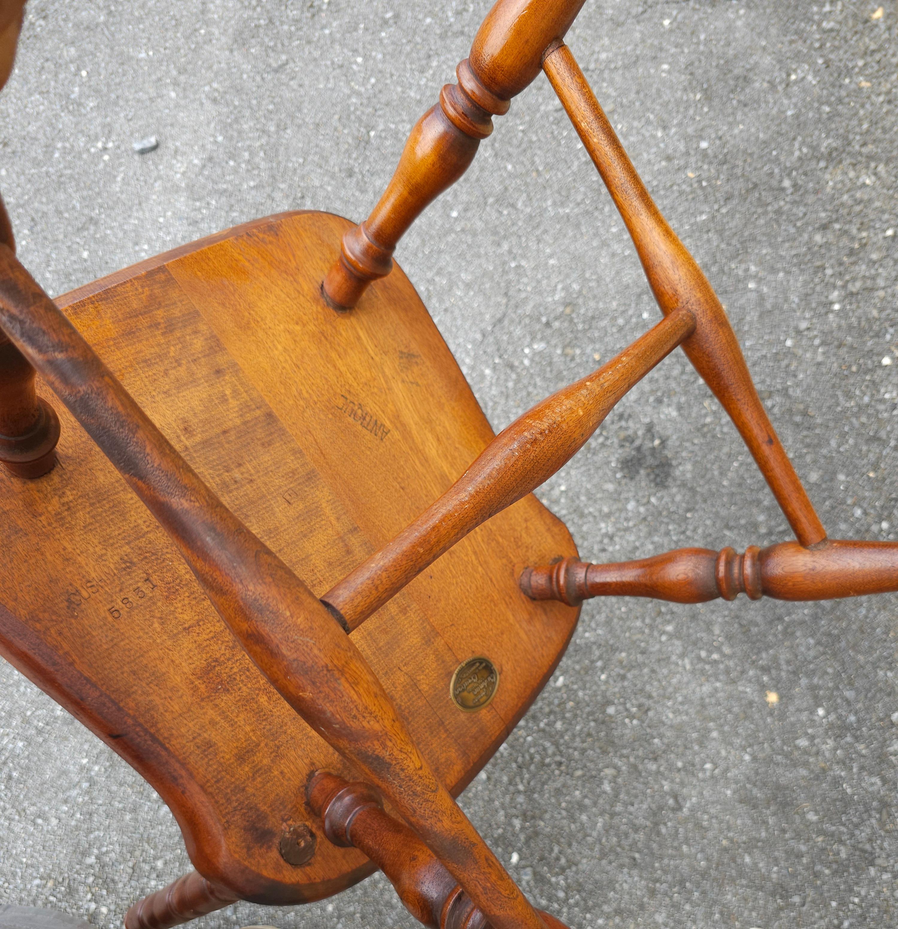 Paire de cerisiers Cushman Colonial American Ladderback  Chaises d'appoint en vente 6