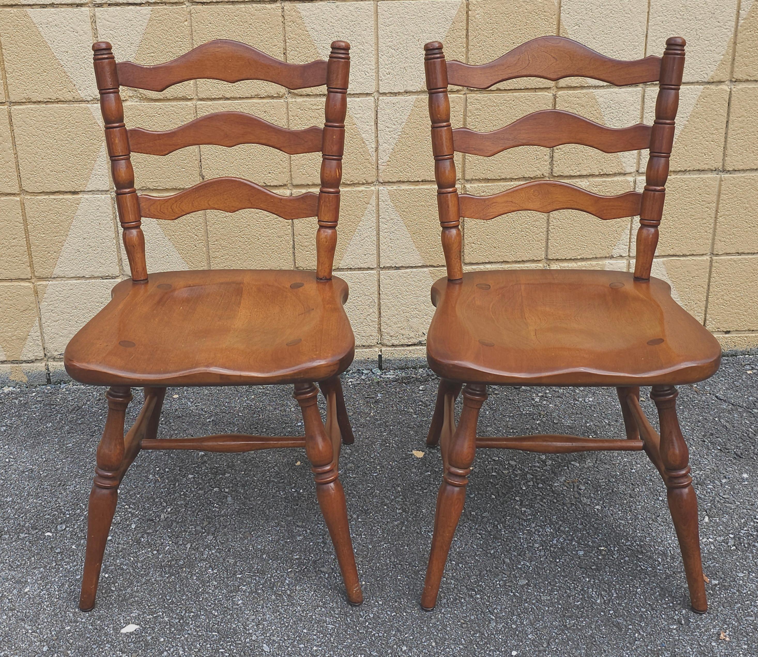 Paire d'échelles en cerisier de Cushman Colonial Creations American Classical Ladderback  Chaises d'appoint. Excellent état vintage.
Mesure 18
