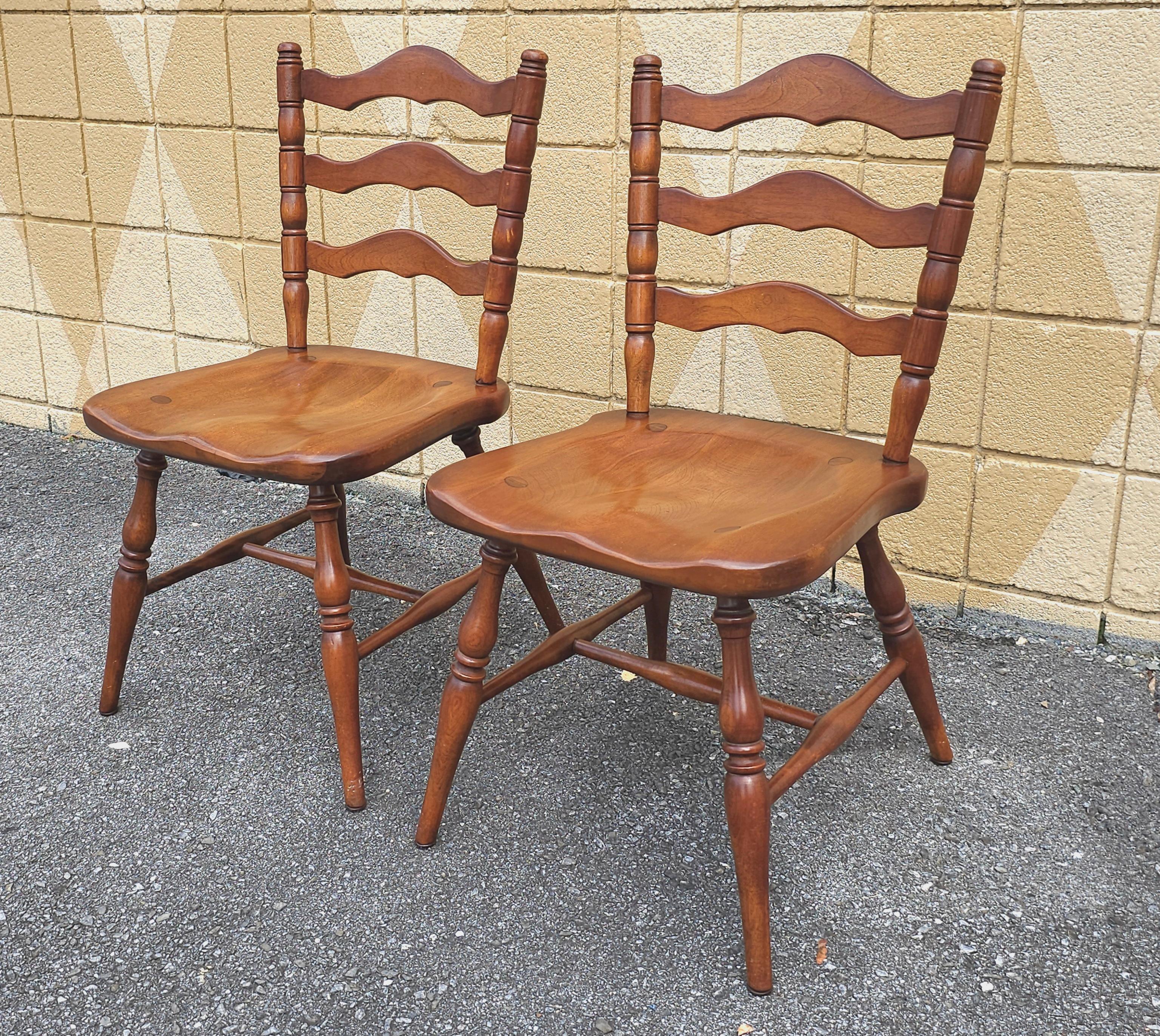 Mid-Century Modern Paire de cerisiers Cushman Colonial American Ladderback  Chaises d'appoint en vente