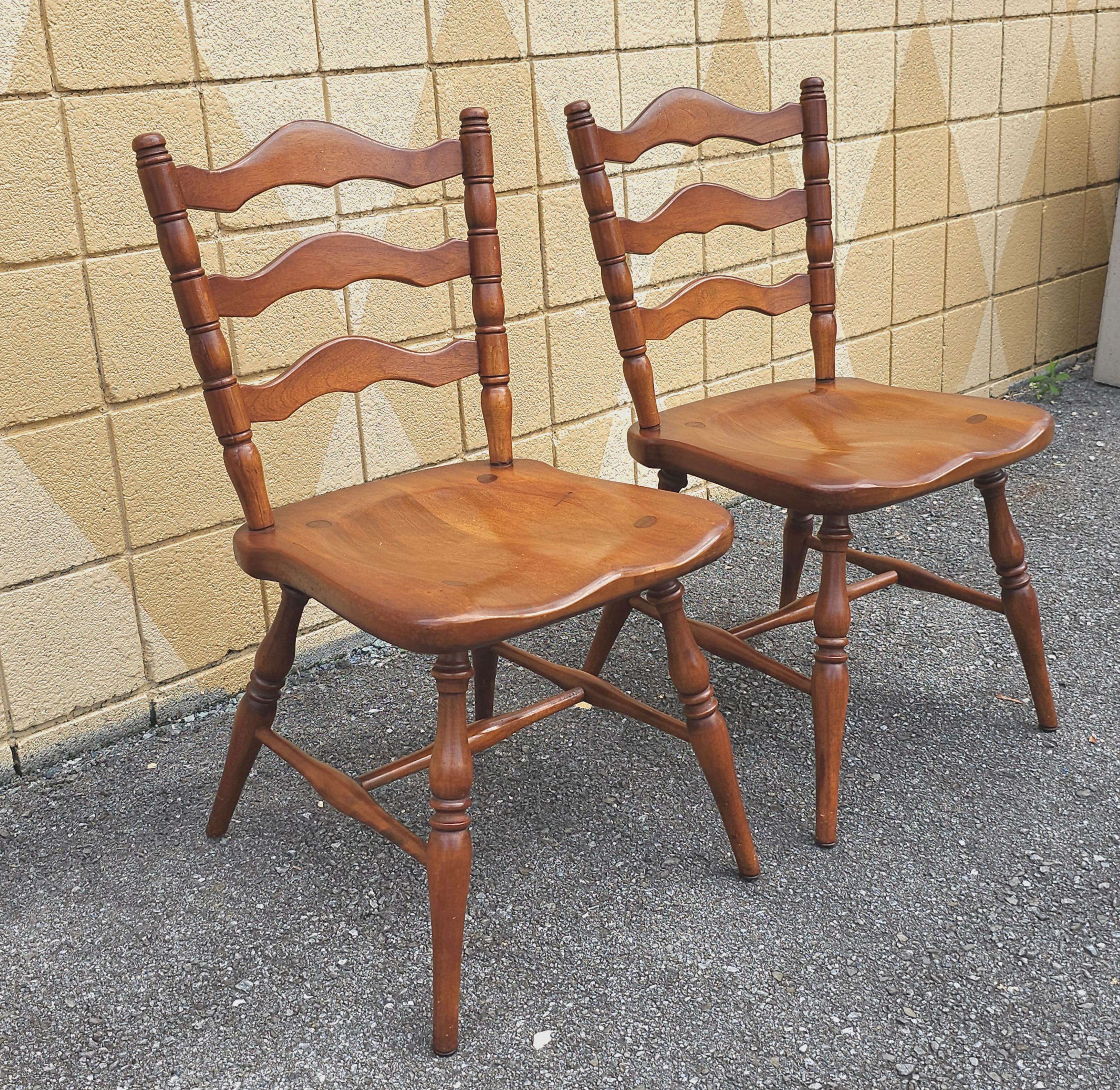 Américain Paire de cerisiers Cushman Colonial American Ladderback  Chaises d'appoint en vente