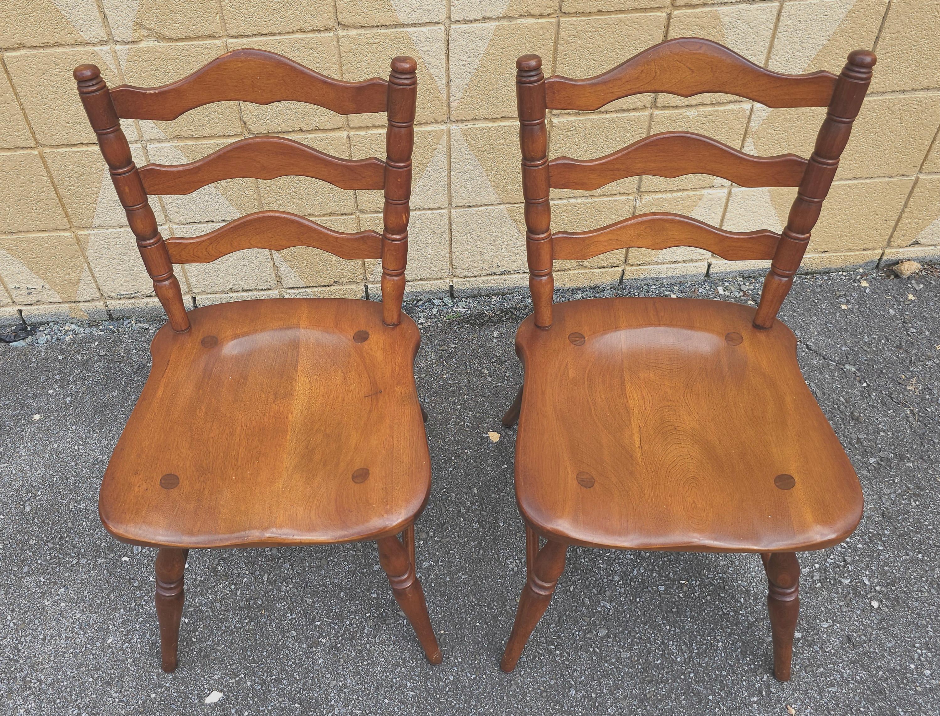 Tacheté Paire de cerisiers Cushman Colonial American Ladderback  Chaises d'appoint en vente