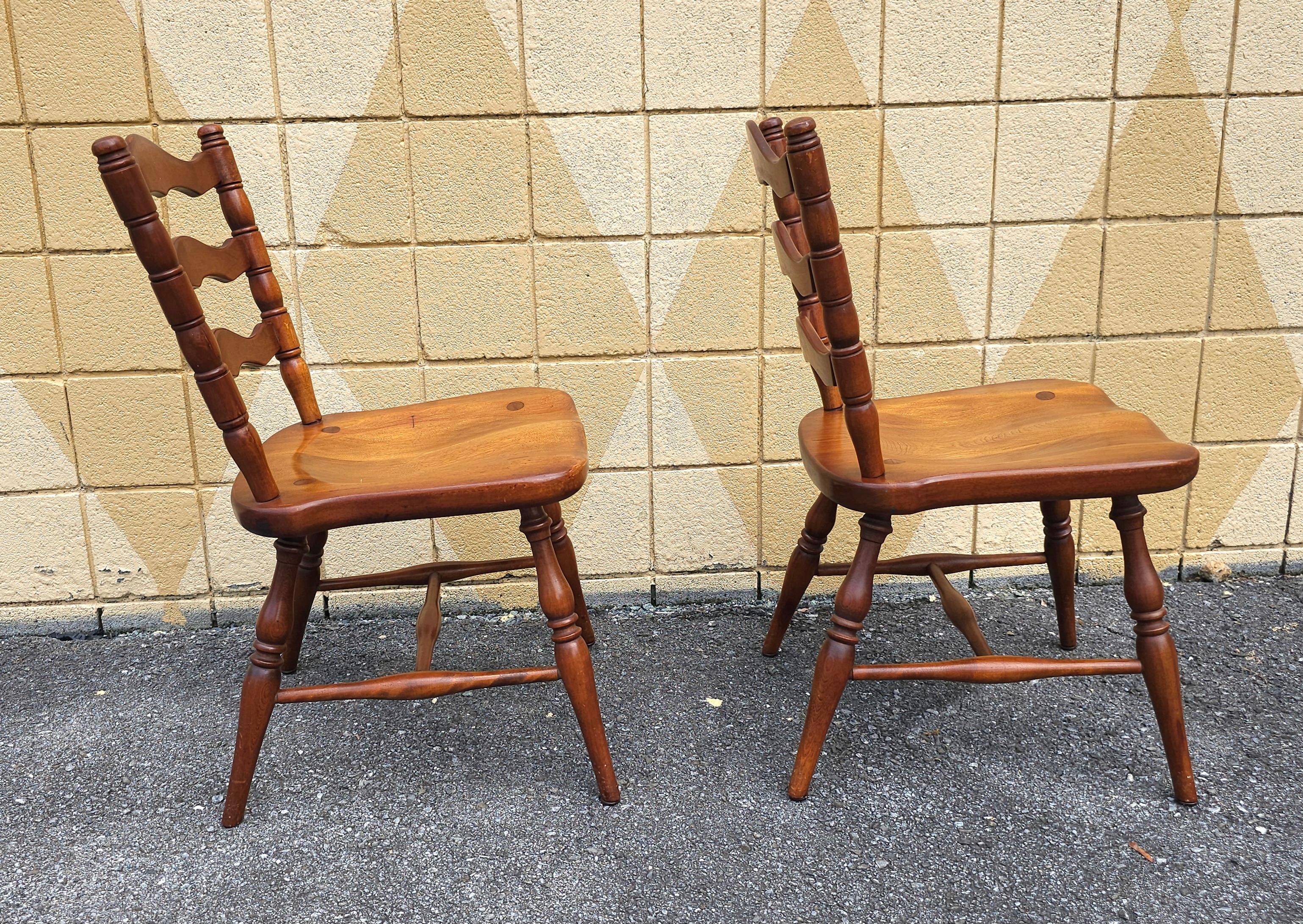 Paire de cerisiers Cushman Colonial American Ladderback  Chaises d'appoint Bon état - En vente à Germantown, MD