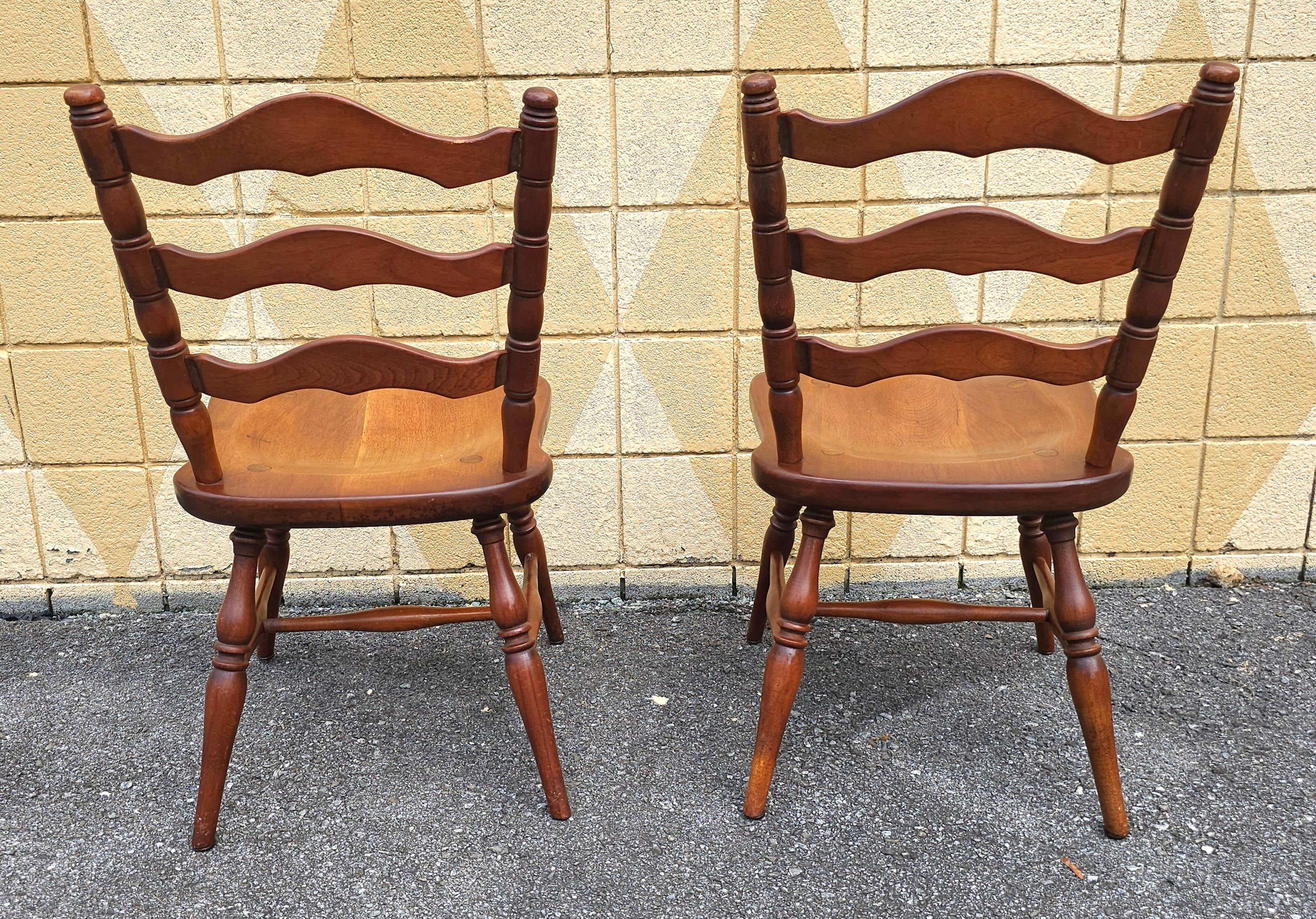20ième siècle Paire de cerisiers Cushman Colonial American Ladderback  Chaises d'appoint en vente
