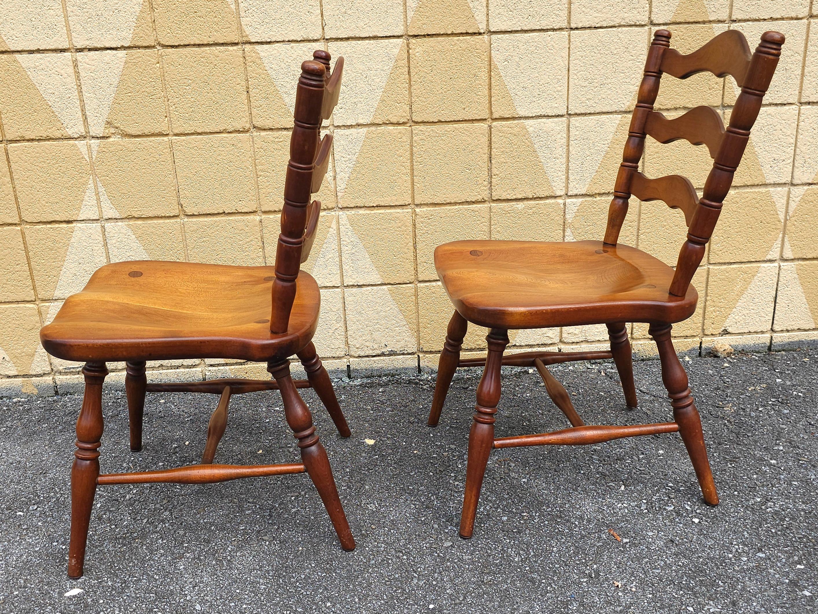 Cerise Paire de cerisiers Cushman Colonial American Ladderback  Chaises d'appoint en vente