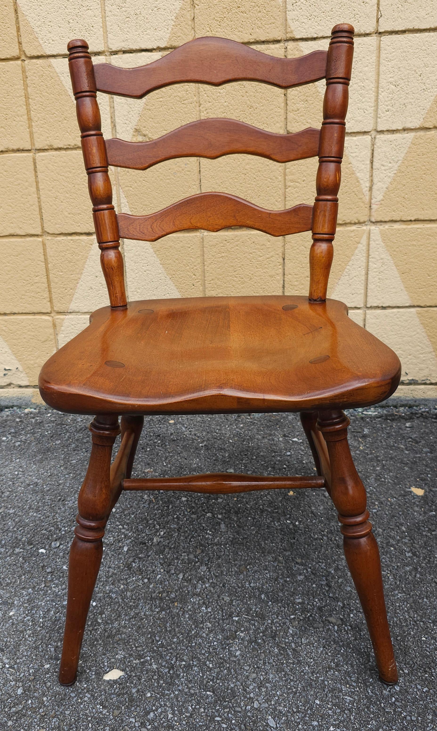 Paire de cerisiers Cushman Colonial American Ladderback  Chaises d'appoint en vente 1
