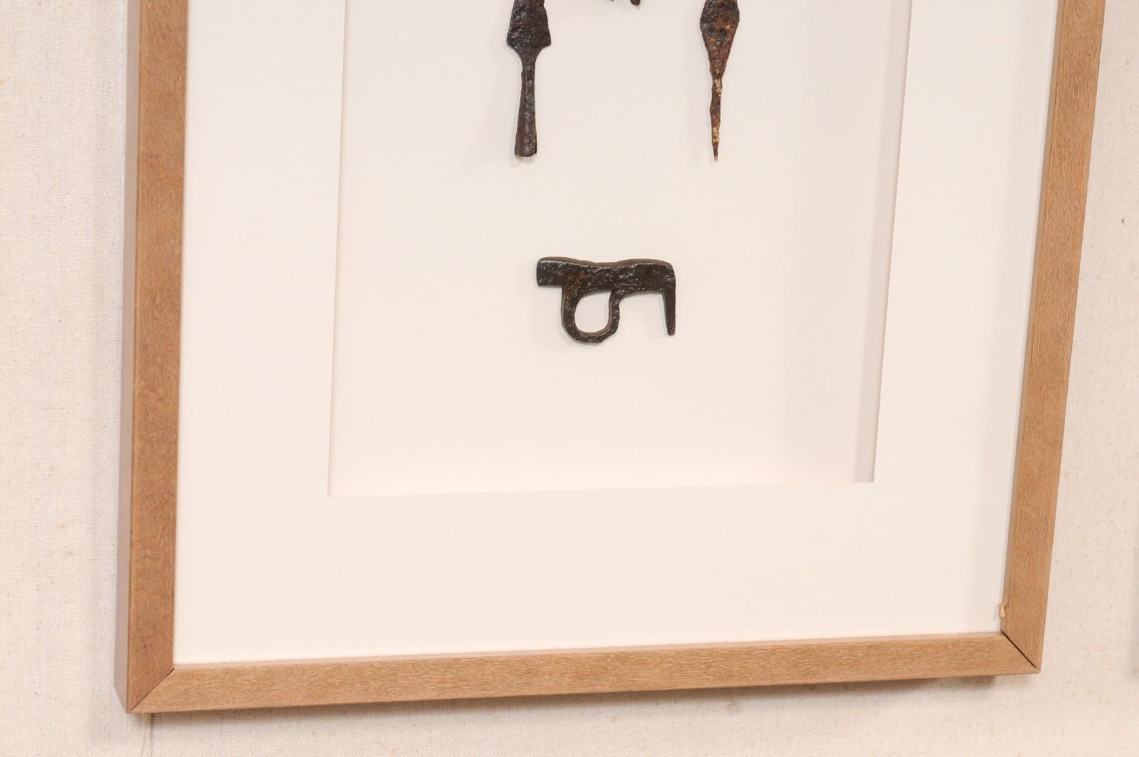 Paire d'artefacts romains encadrés sur mesure, 16