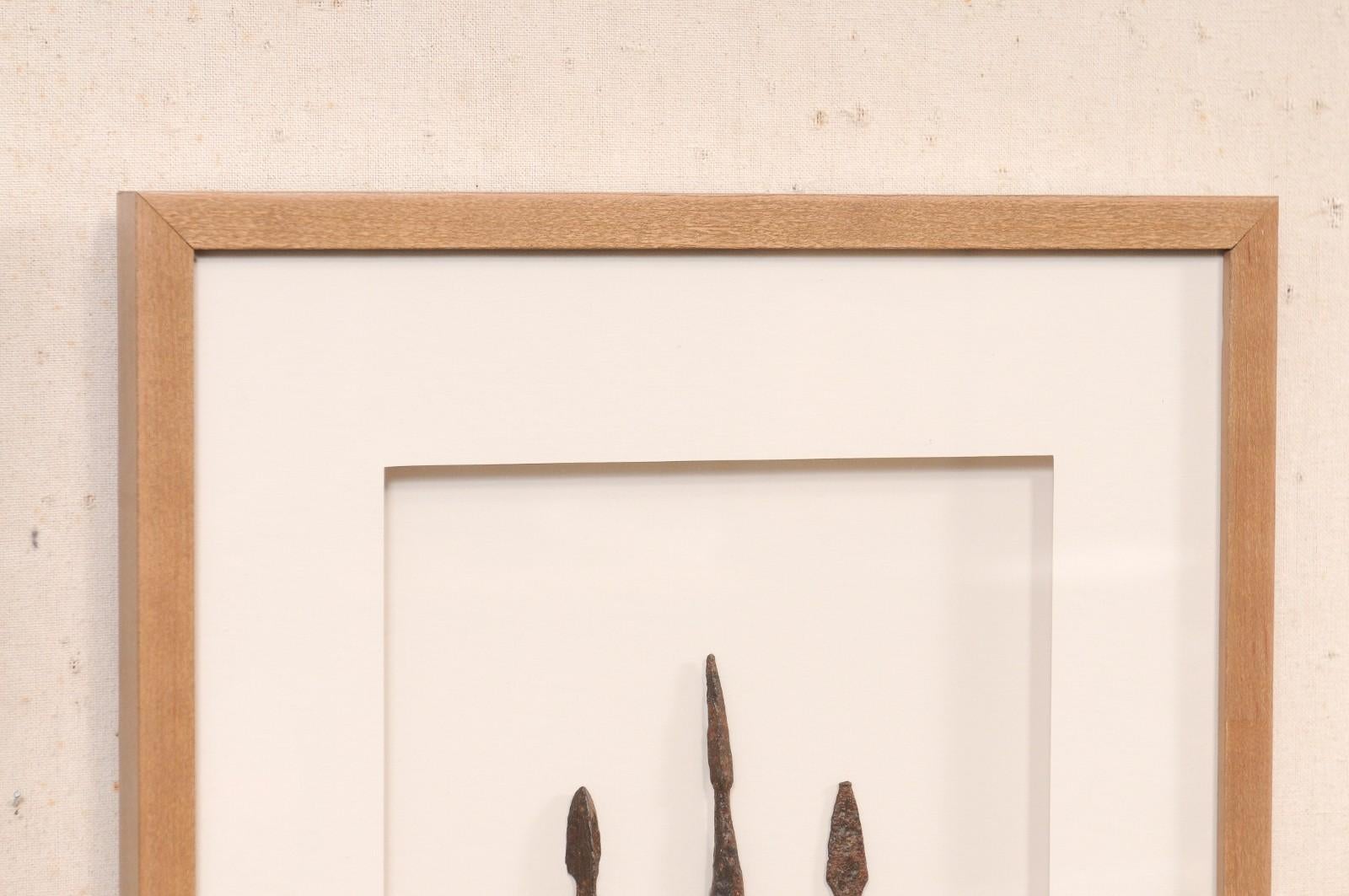 Paire d'artefacts romains encadrés sur mesure, 16