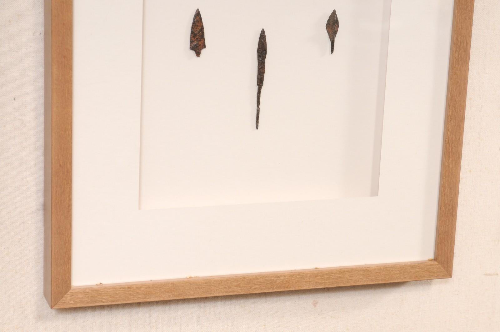 Paire d'artefacts romains encadrés sur mesure, 16