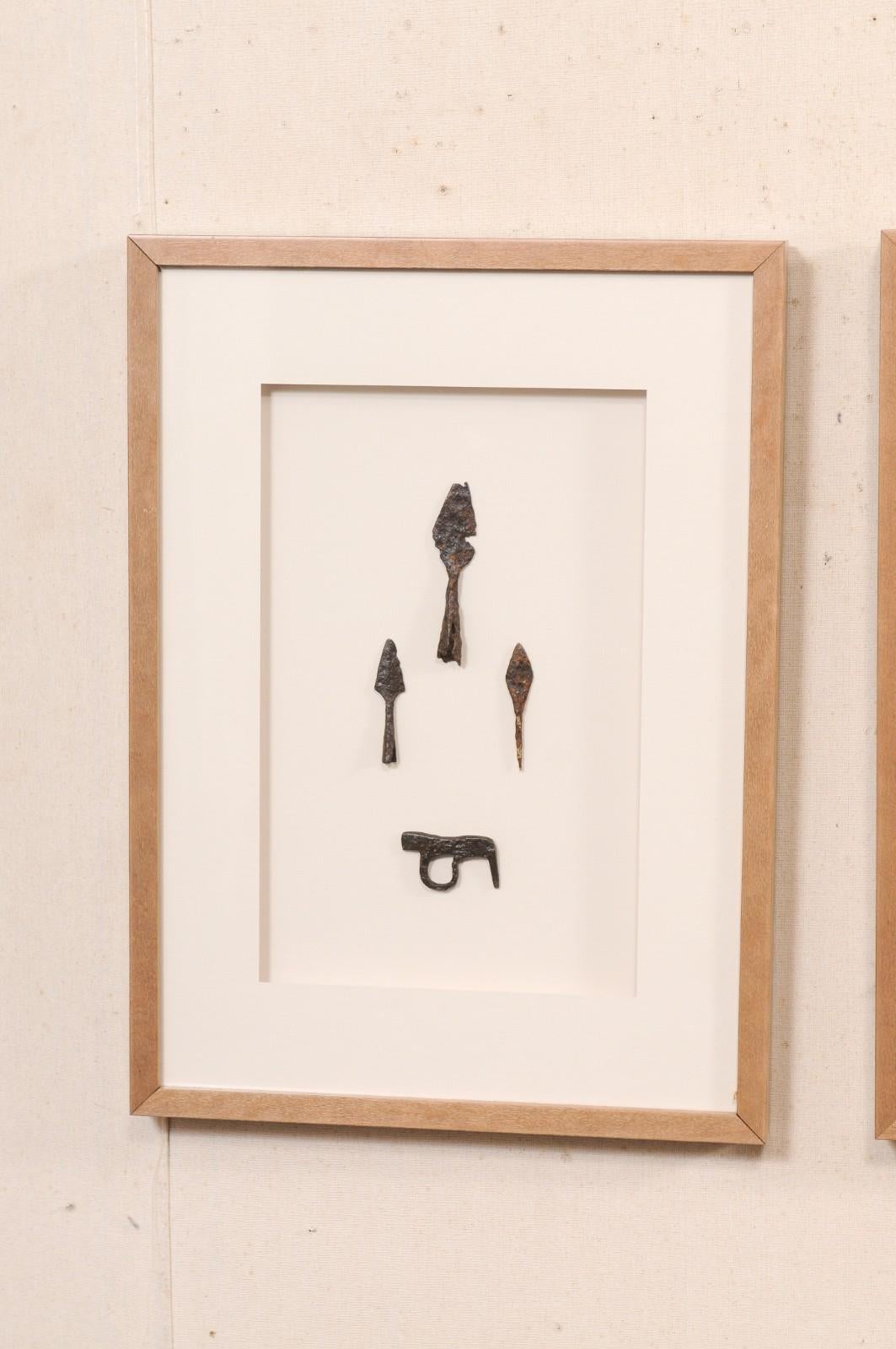 Inconnu Paire d'artefacts romains encadrés sur mesure, 16